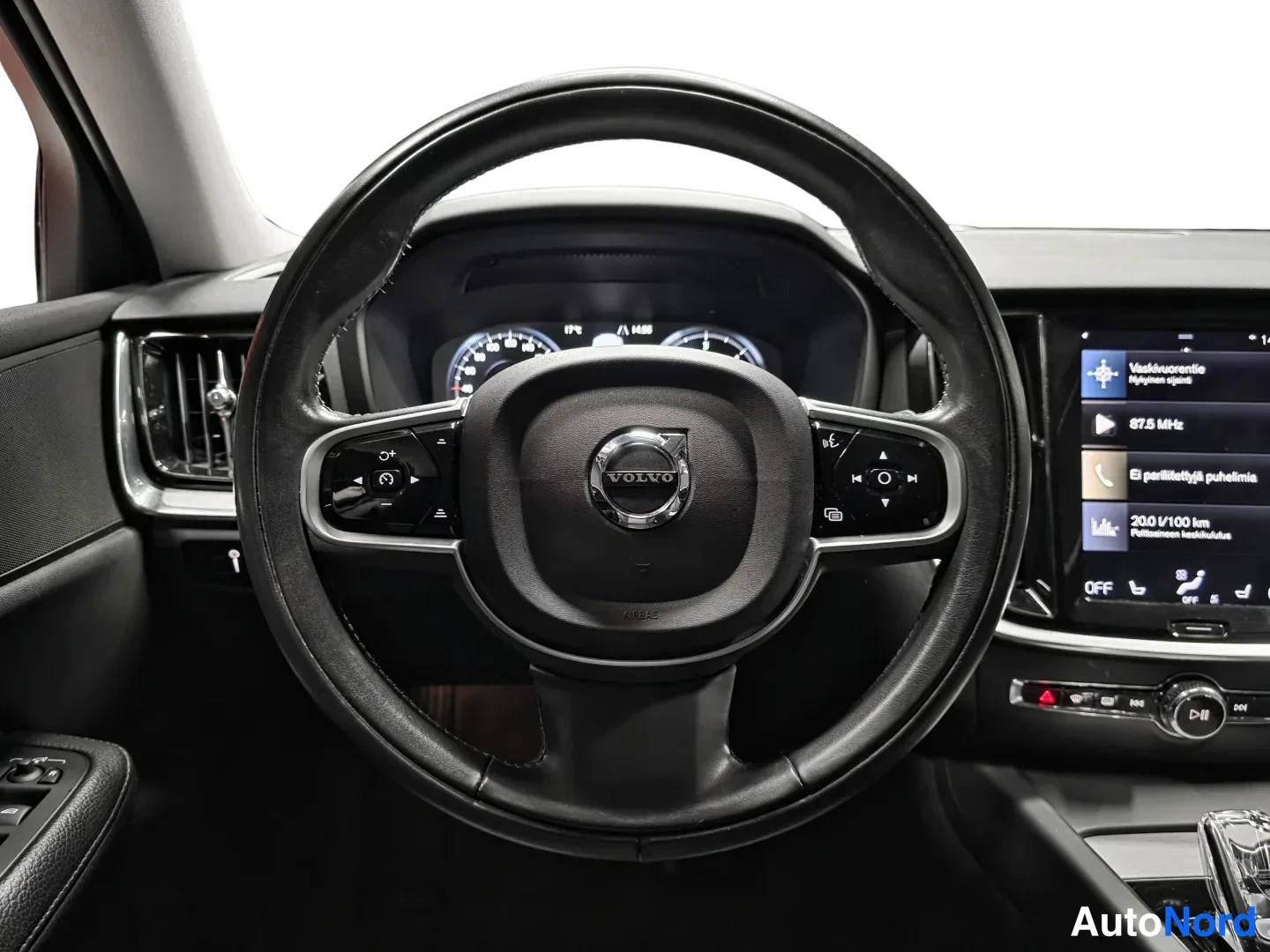 Red Volvo V60 2022, photo 14