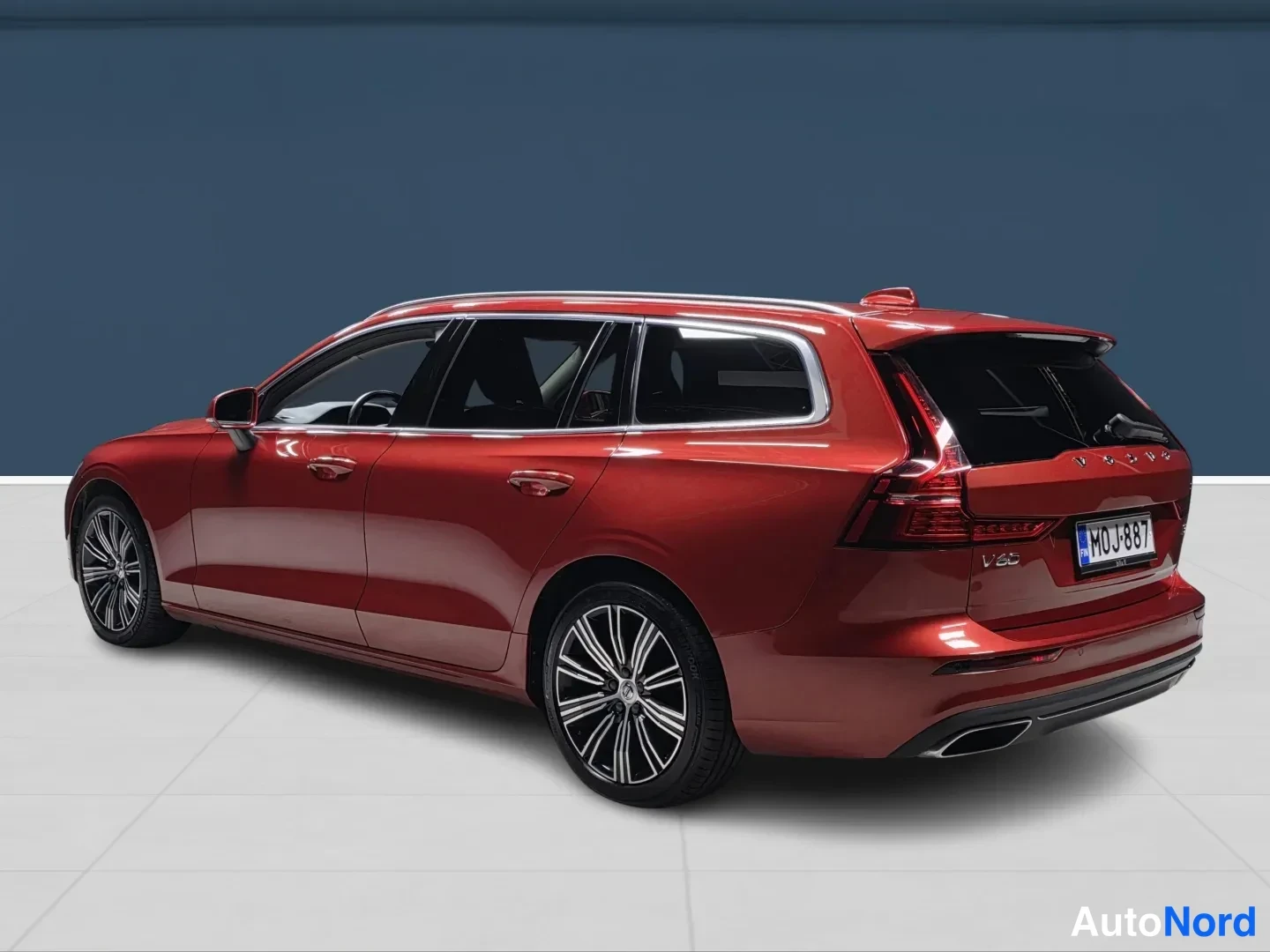 Red Volvo V60 2022, rear three-quarter, photo 6