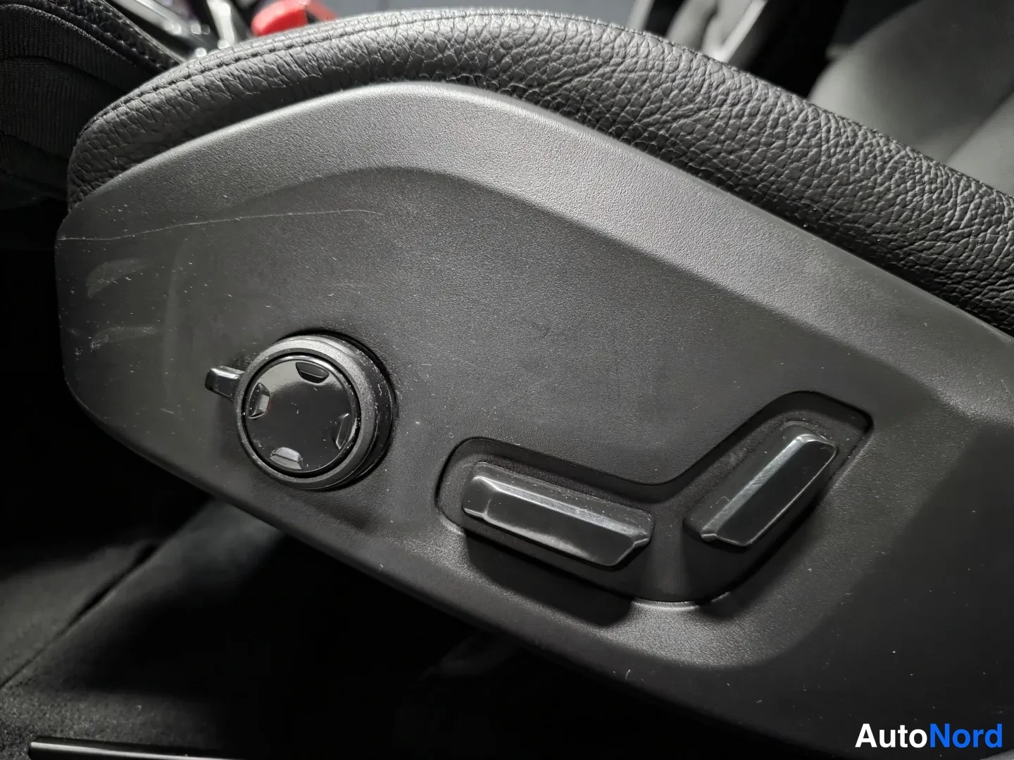 Red Volvo V60 2022, photo 18