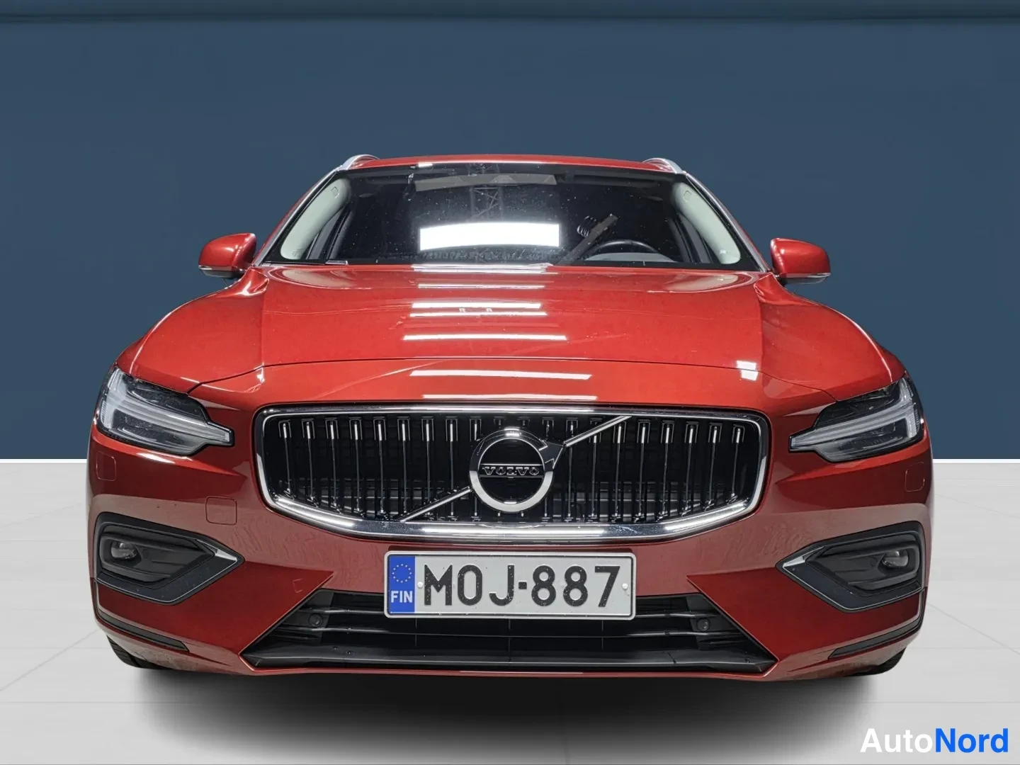 Red Volvo V60 2022, front, photo 4