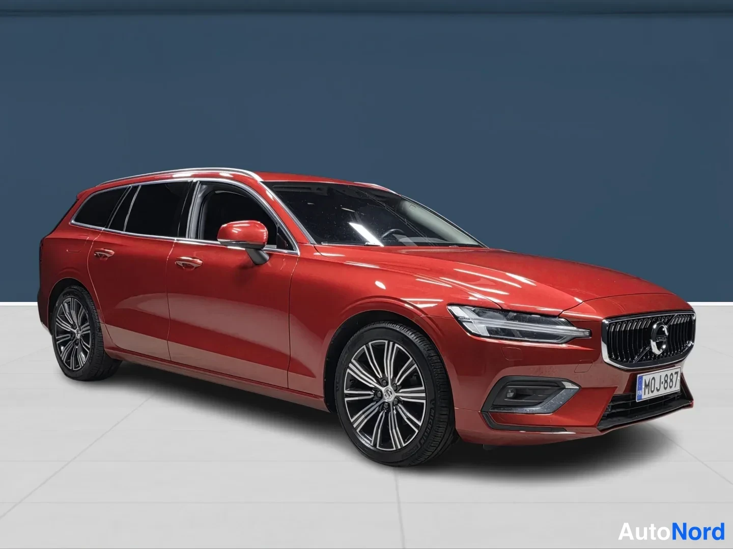 Red Volvo V60 2022, front three-quarter, nose to the right, photo 3