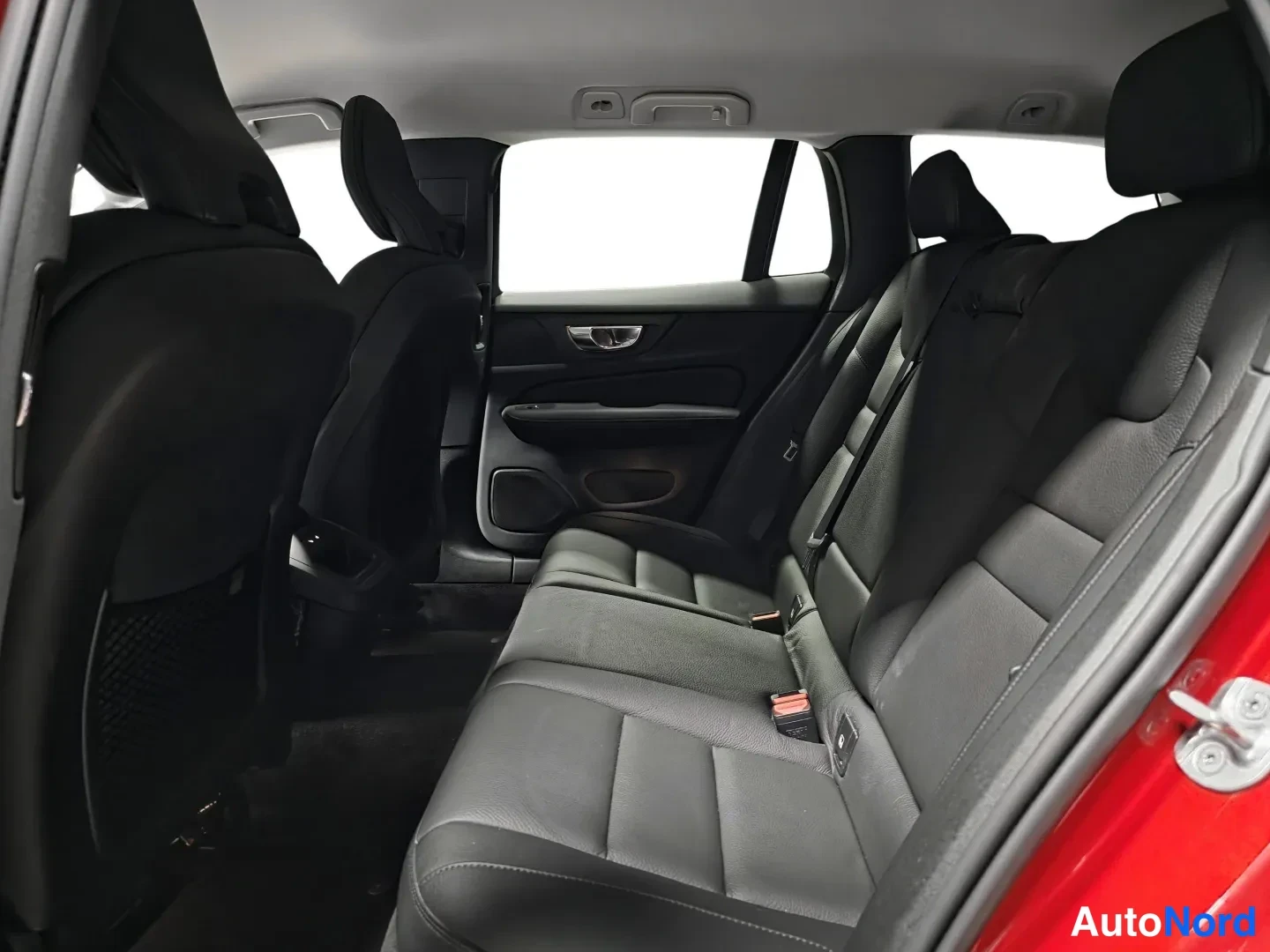 Red Volvo V60 2022, photo 13