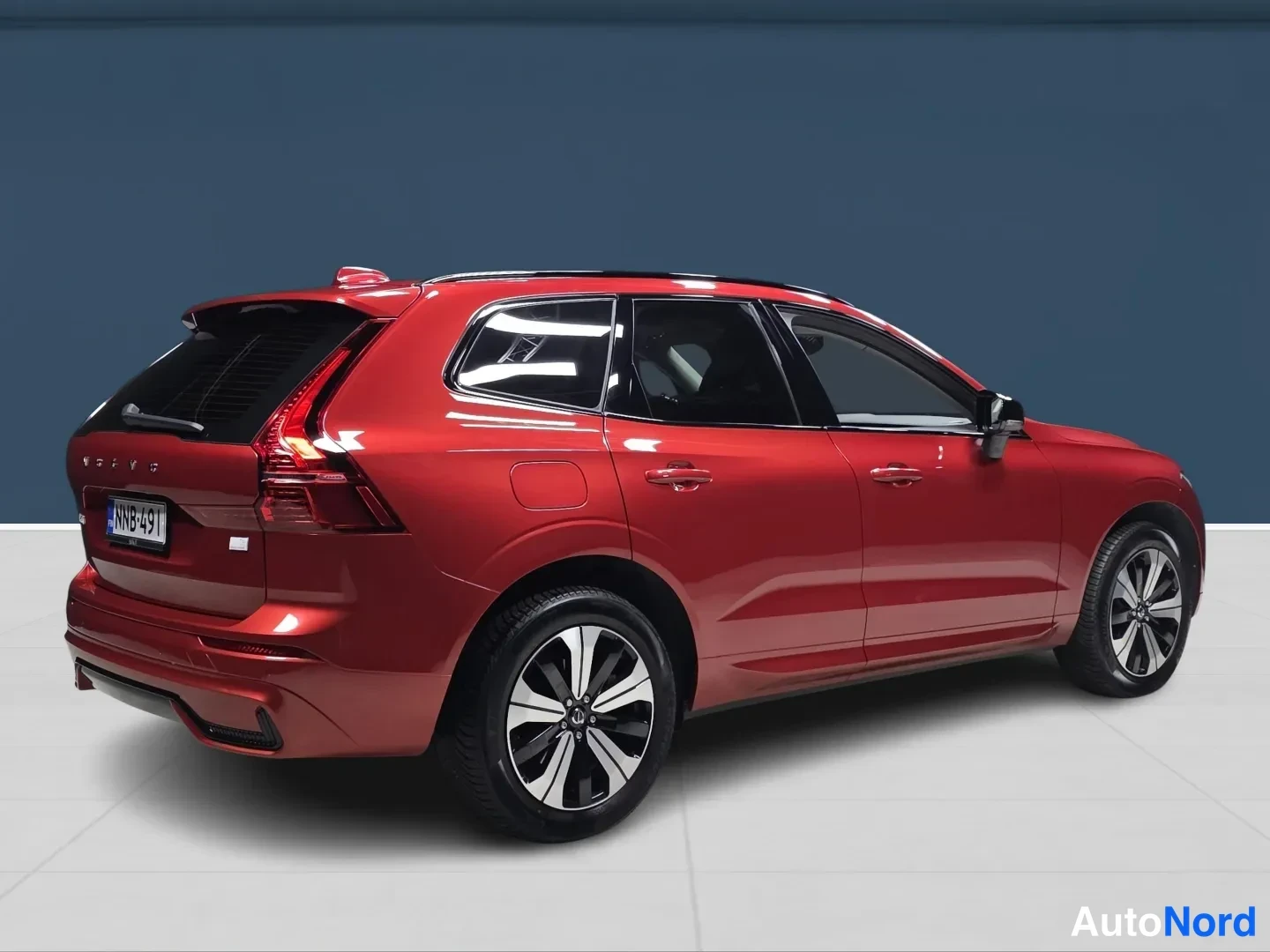 Röd Volvo XC60 2024, snett bakifrån, bild 4