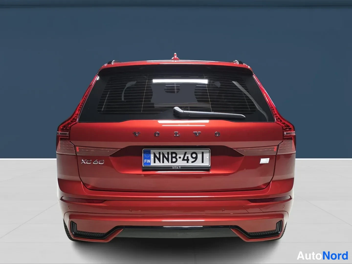 Röd Volvo XC60 2024, bakifrån, bild 6