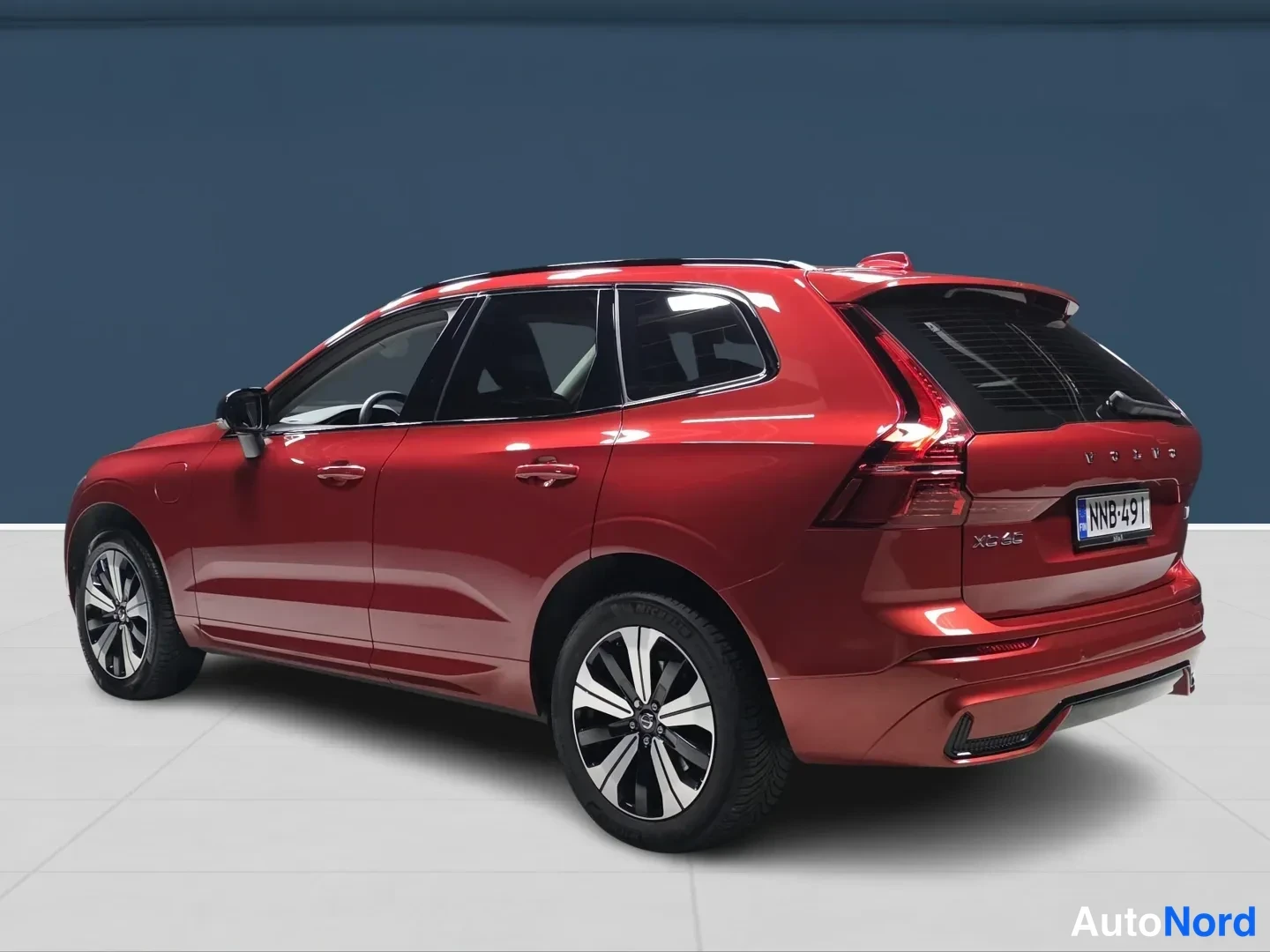 Röd Volvo XC60 2024, snett bakifrån, bild 5