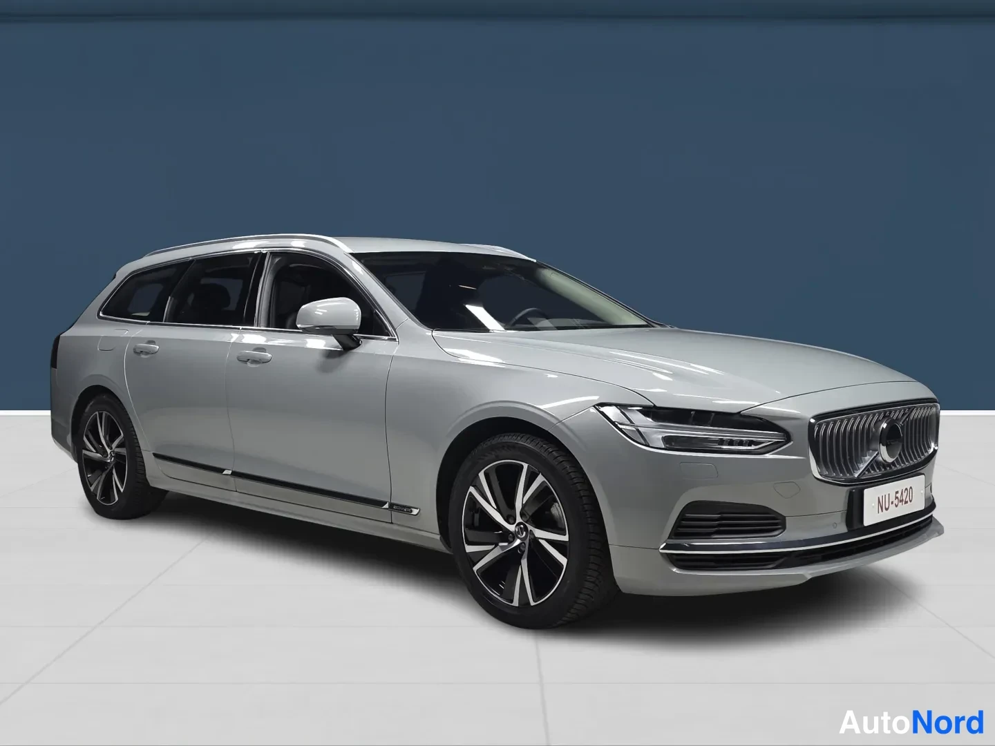 Grey Volvo V90 2024, front three-quarter, nose to the right, photo 2