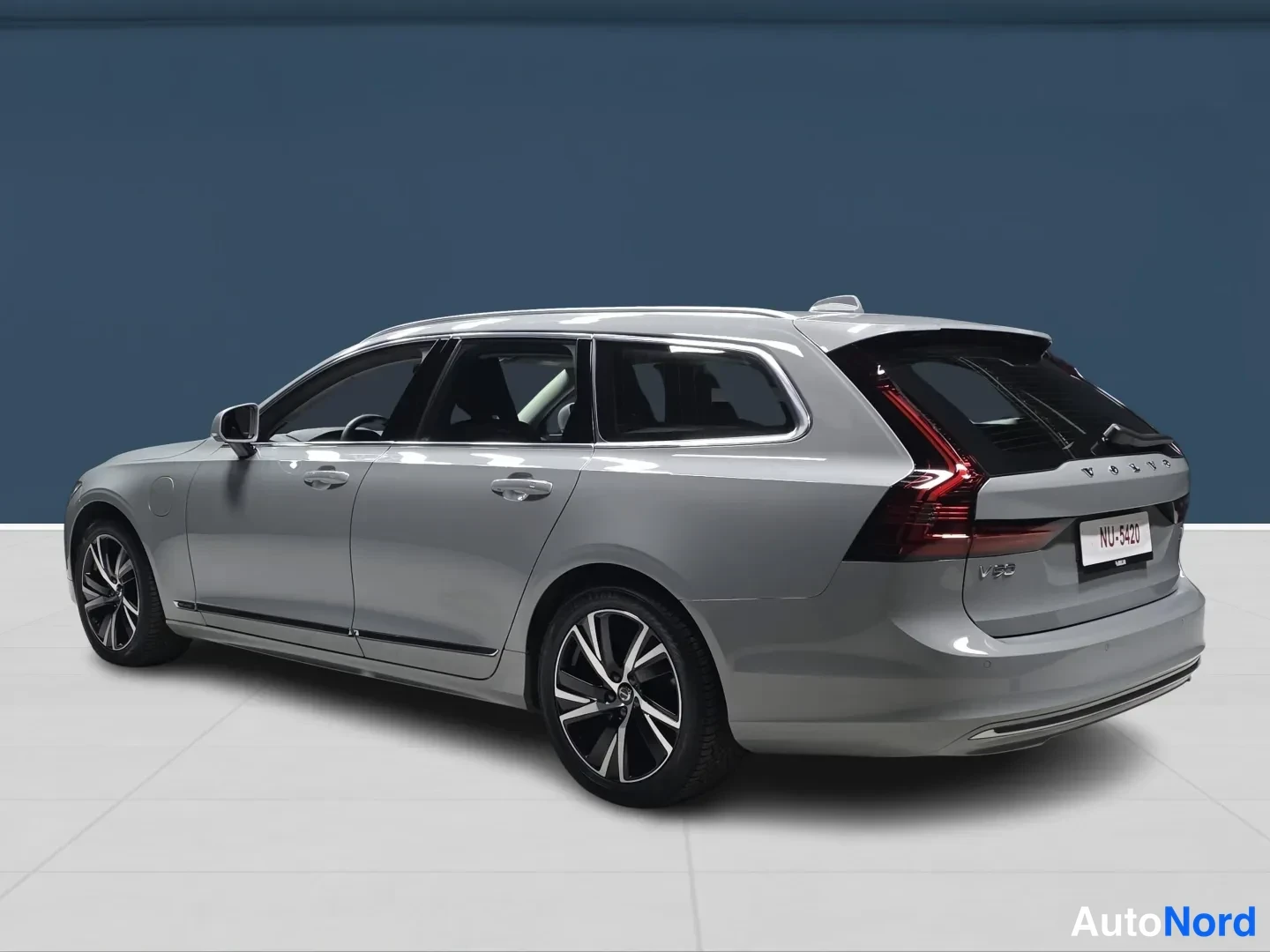 Grey Volvo V90 2024, rear three-quarter, photo 4