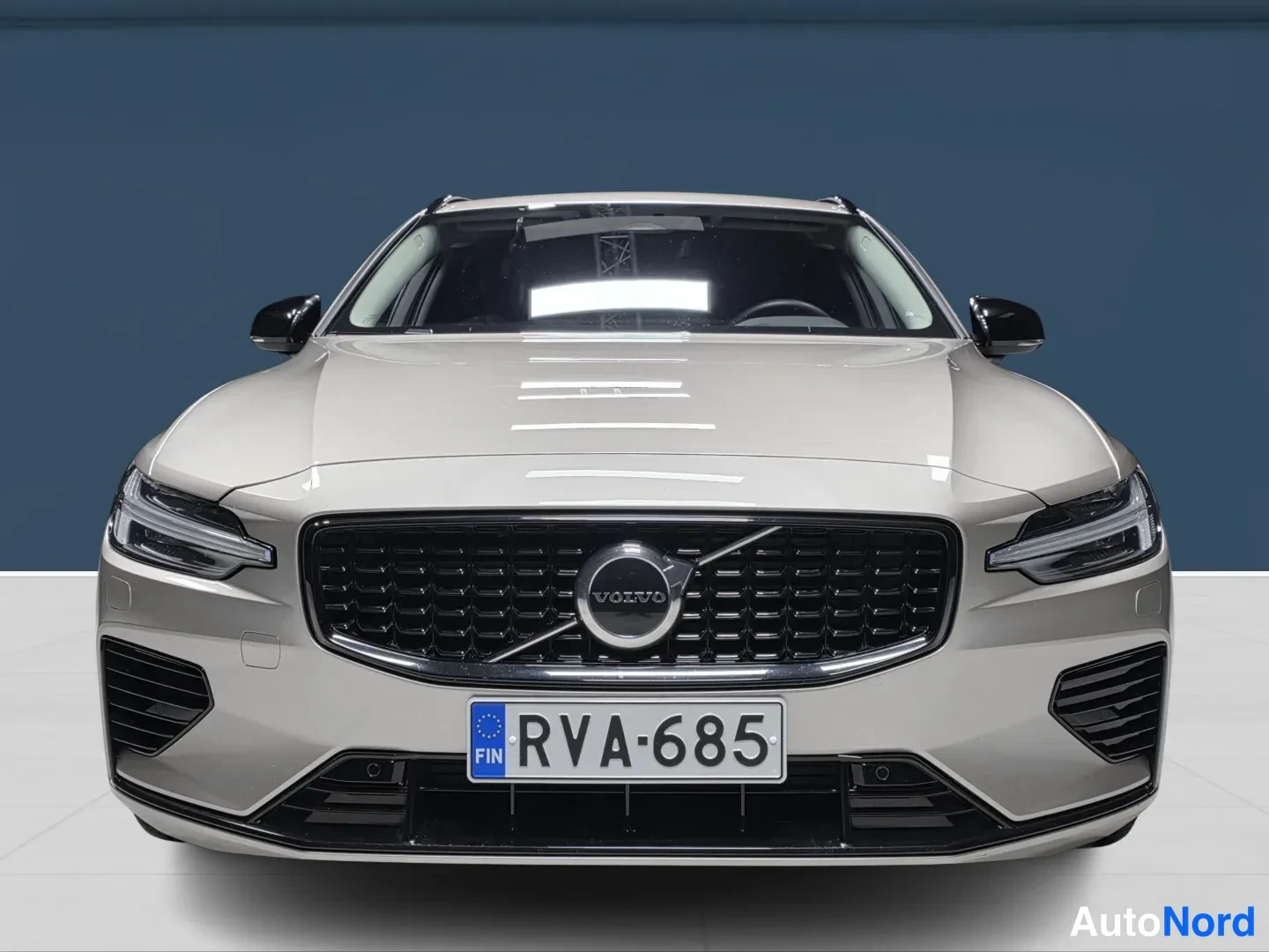 Brown Volvo V60 2023, front, photo 3
