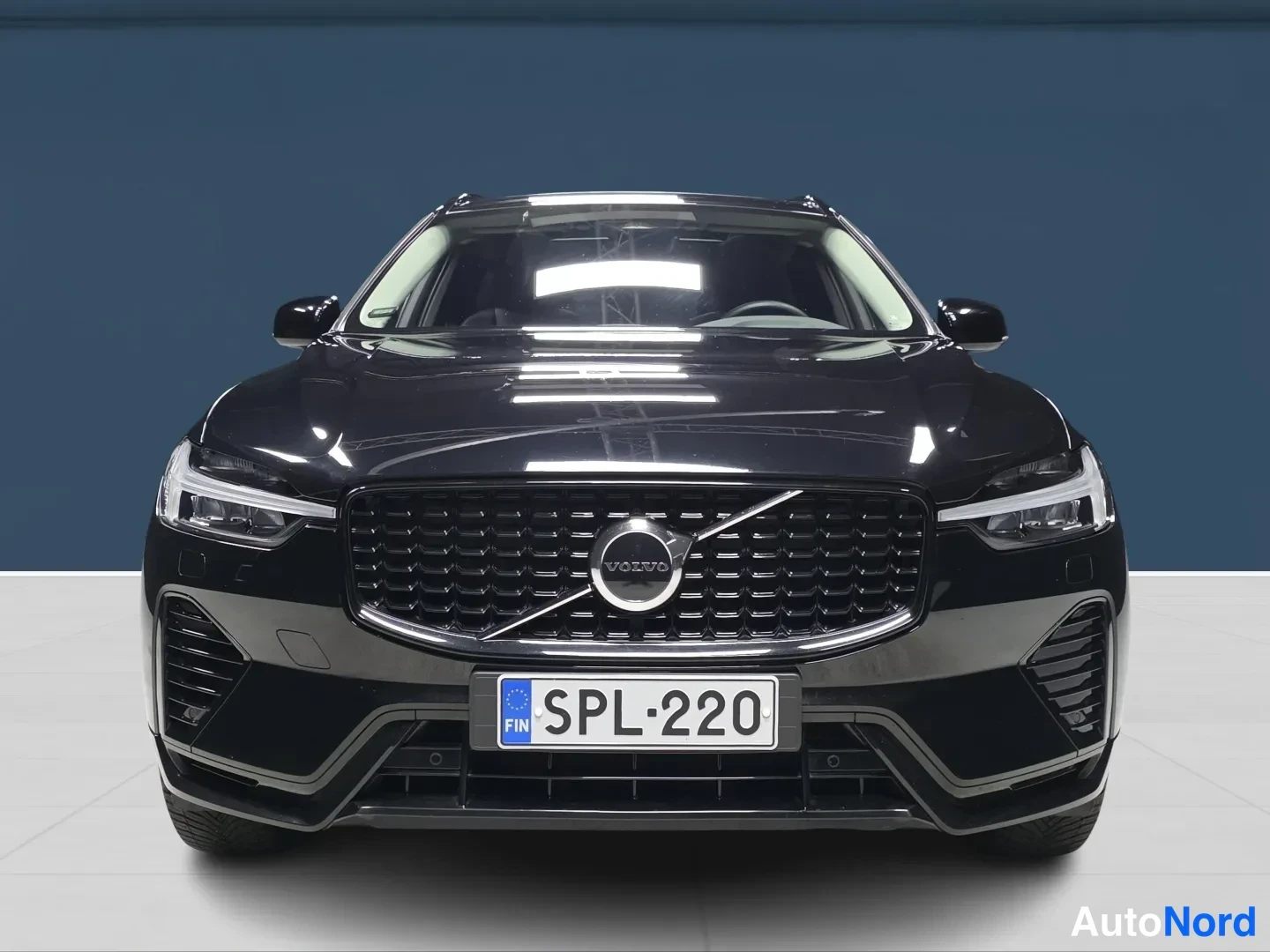 Black Volvo XC60 2023, front, photo 3