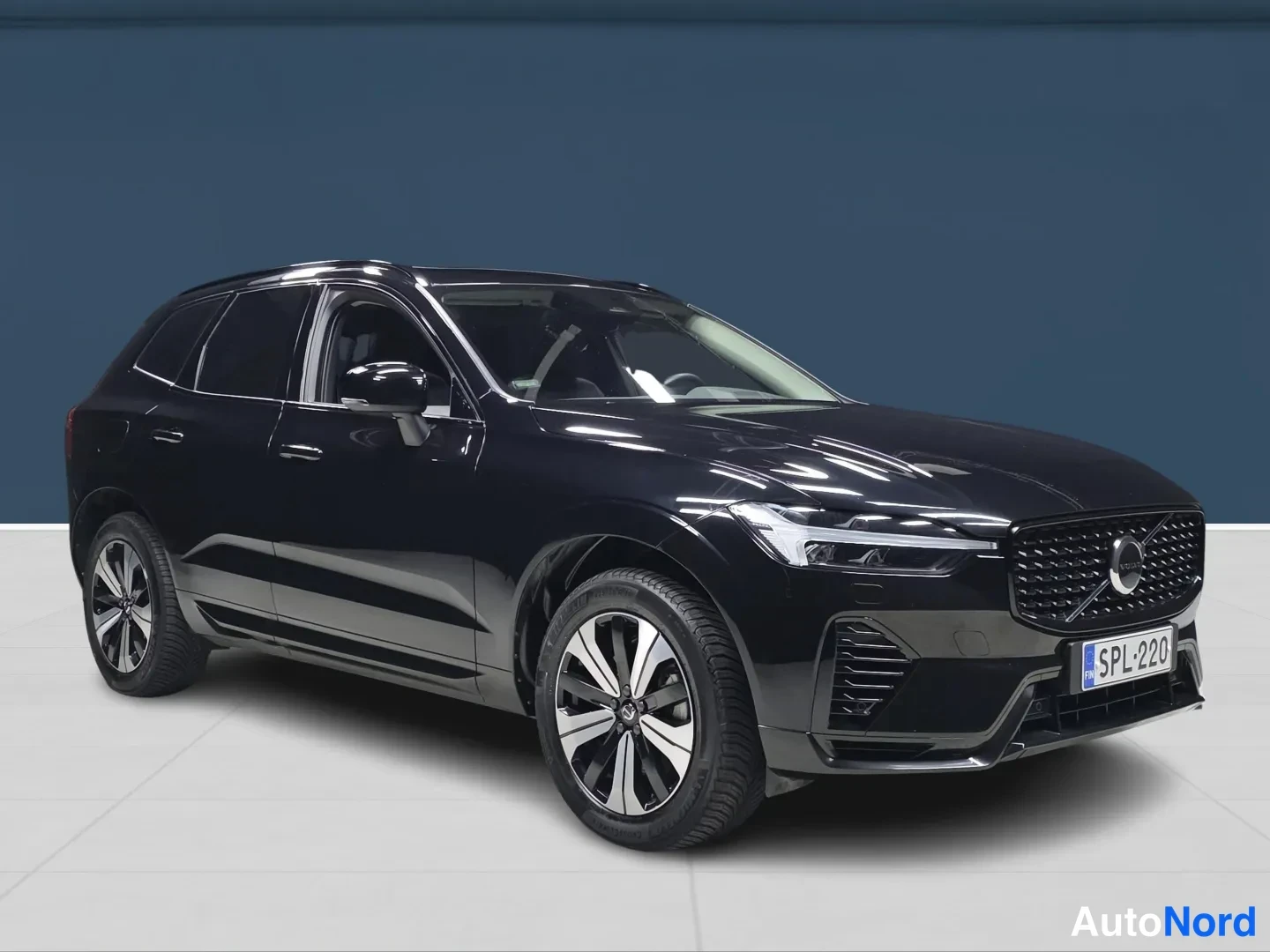Black Volvo XC60 2023, front three-quarter, nose to the right, photo 2