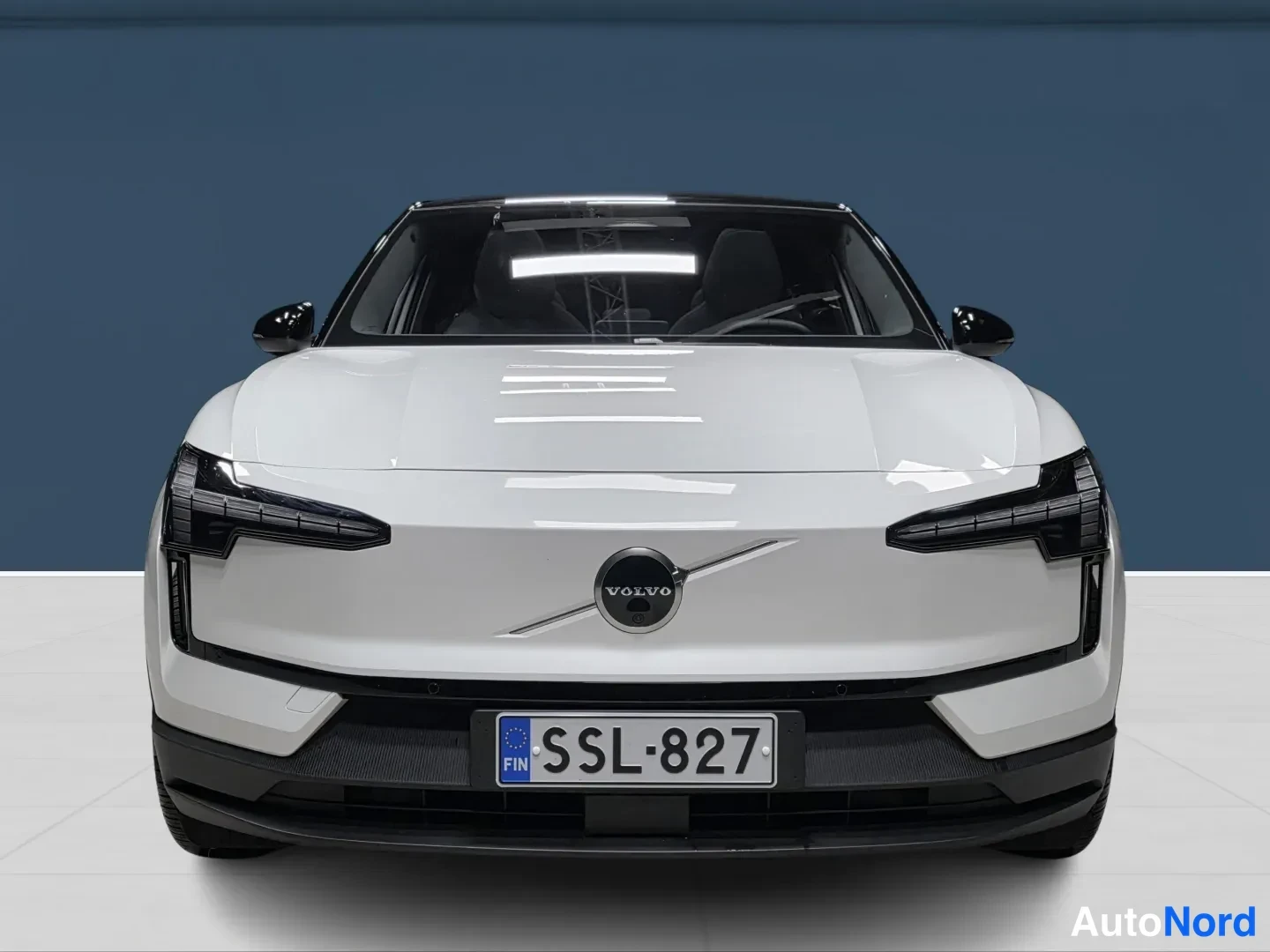 White Volvo EX30 2026, photo 2