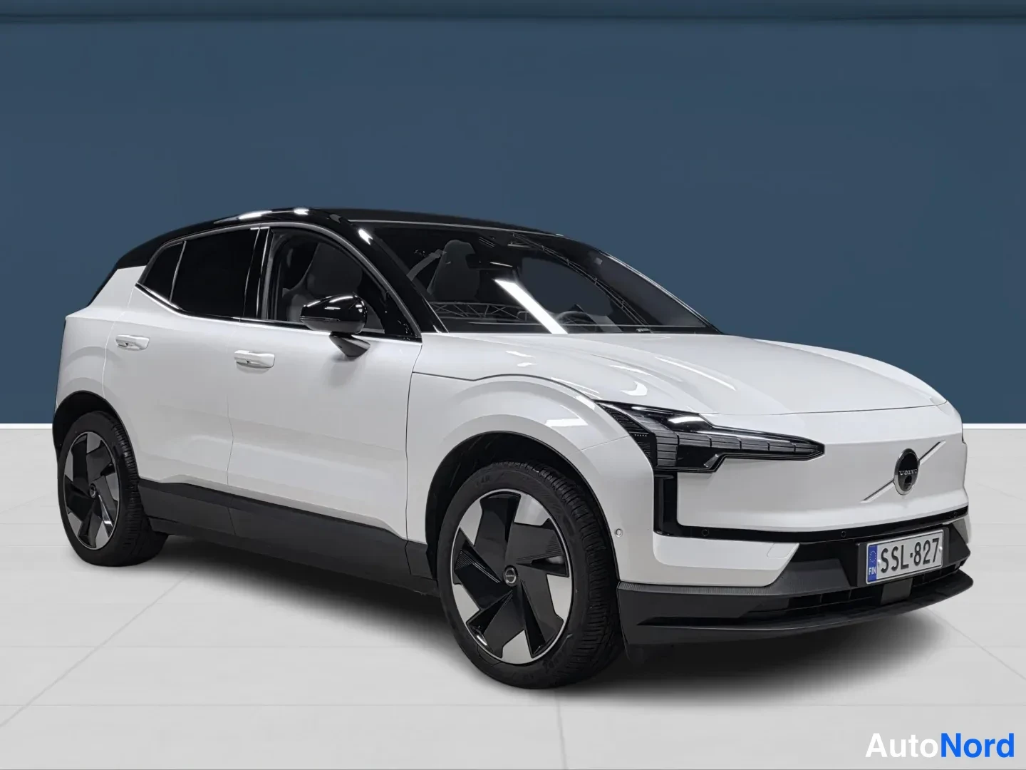 White Volvo EX30 2026, photo 5