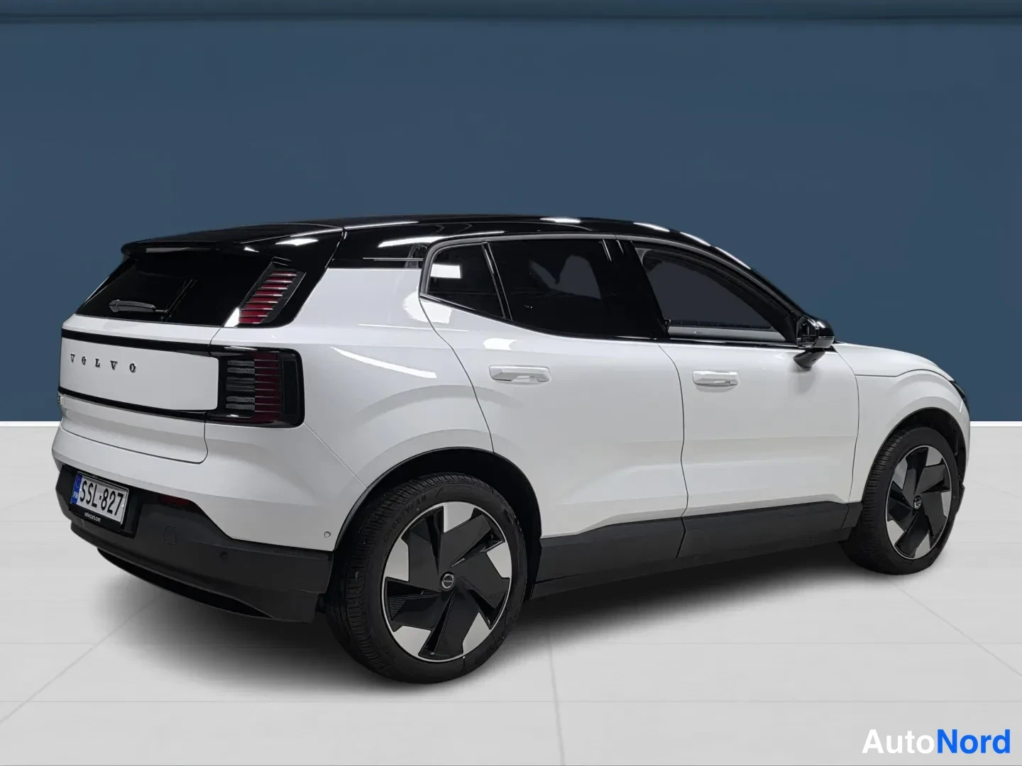 White Volvo EX30 2026, photo 3