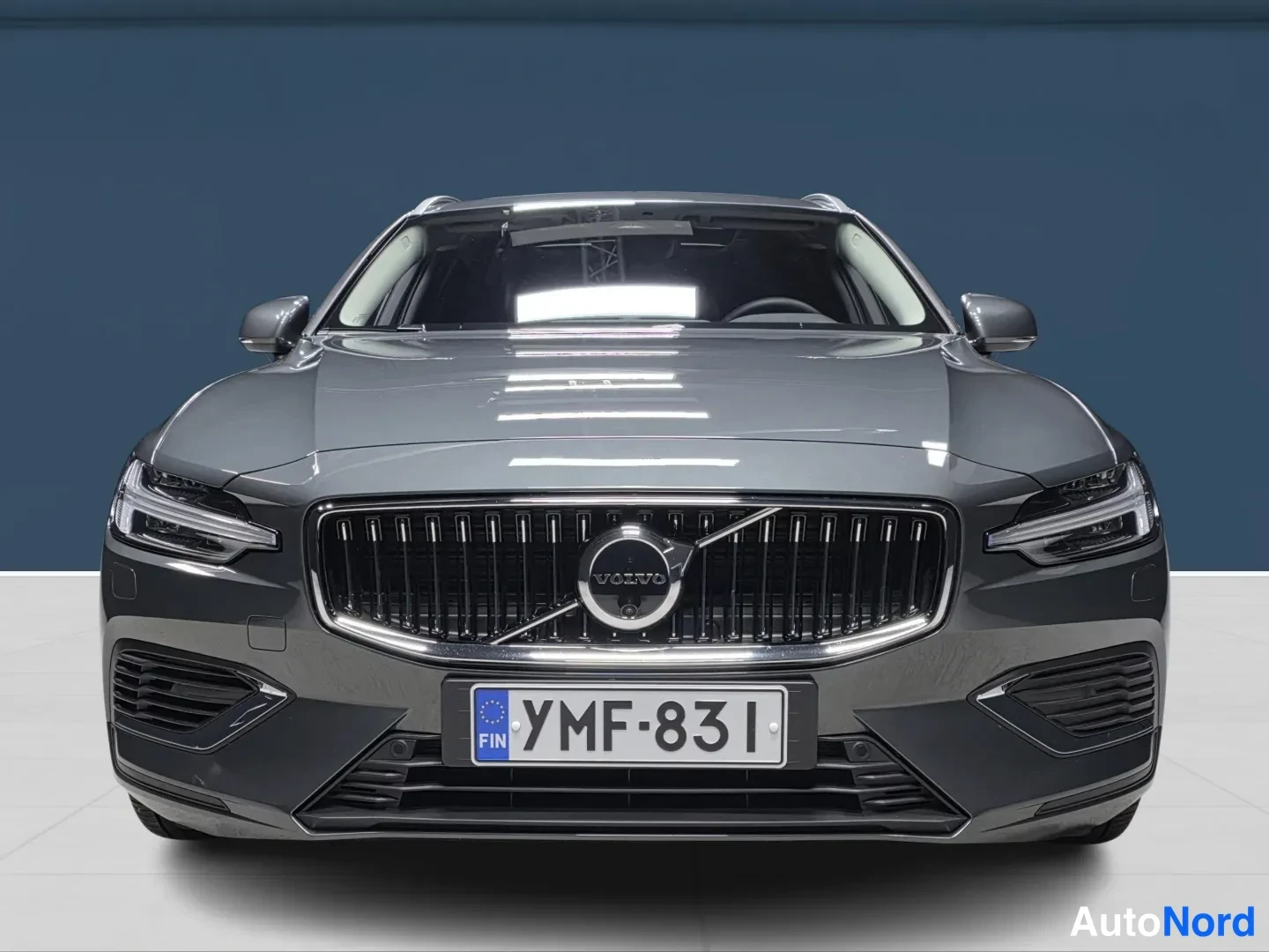 Vihreä Volvo V60 2026, edestä, kuva 3