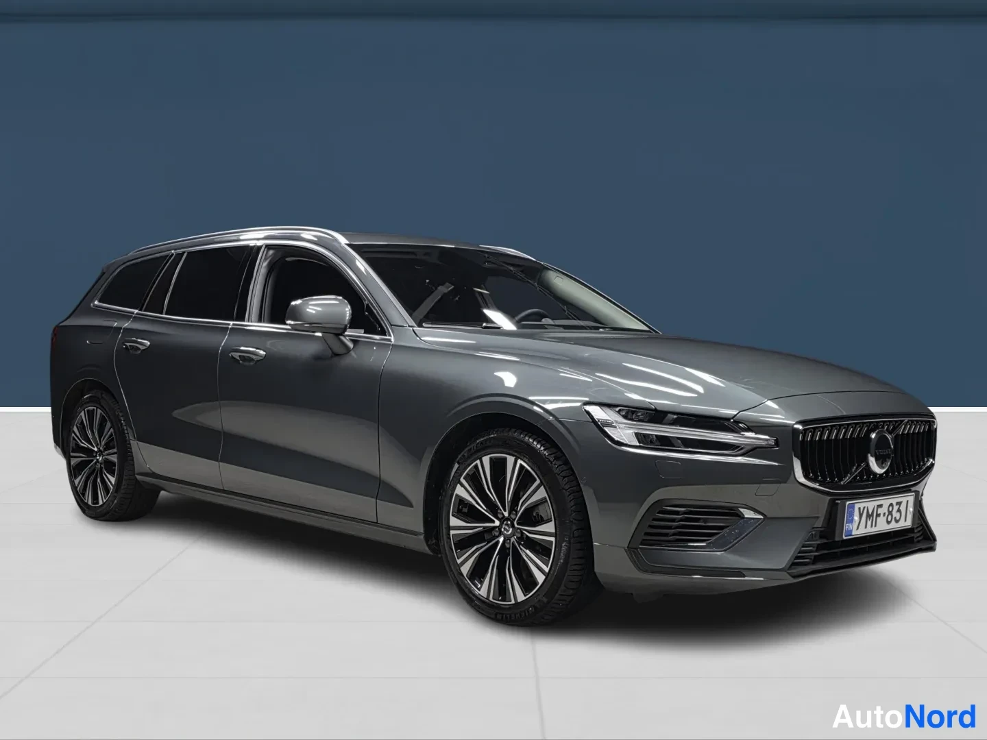 Vihreä Volvo V60 2026, etuviisto, keula oikealle, kuva 2