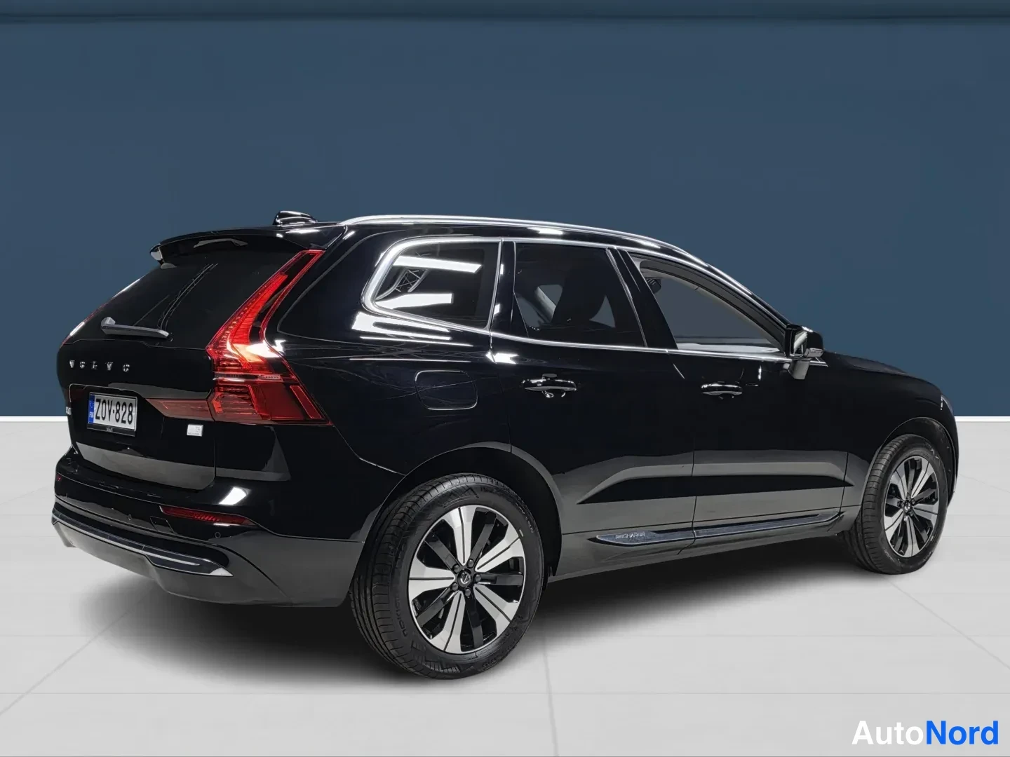 Musta Volvo XC60 2023, takaviisto, kuva 6