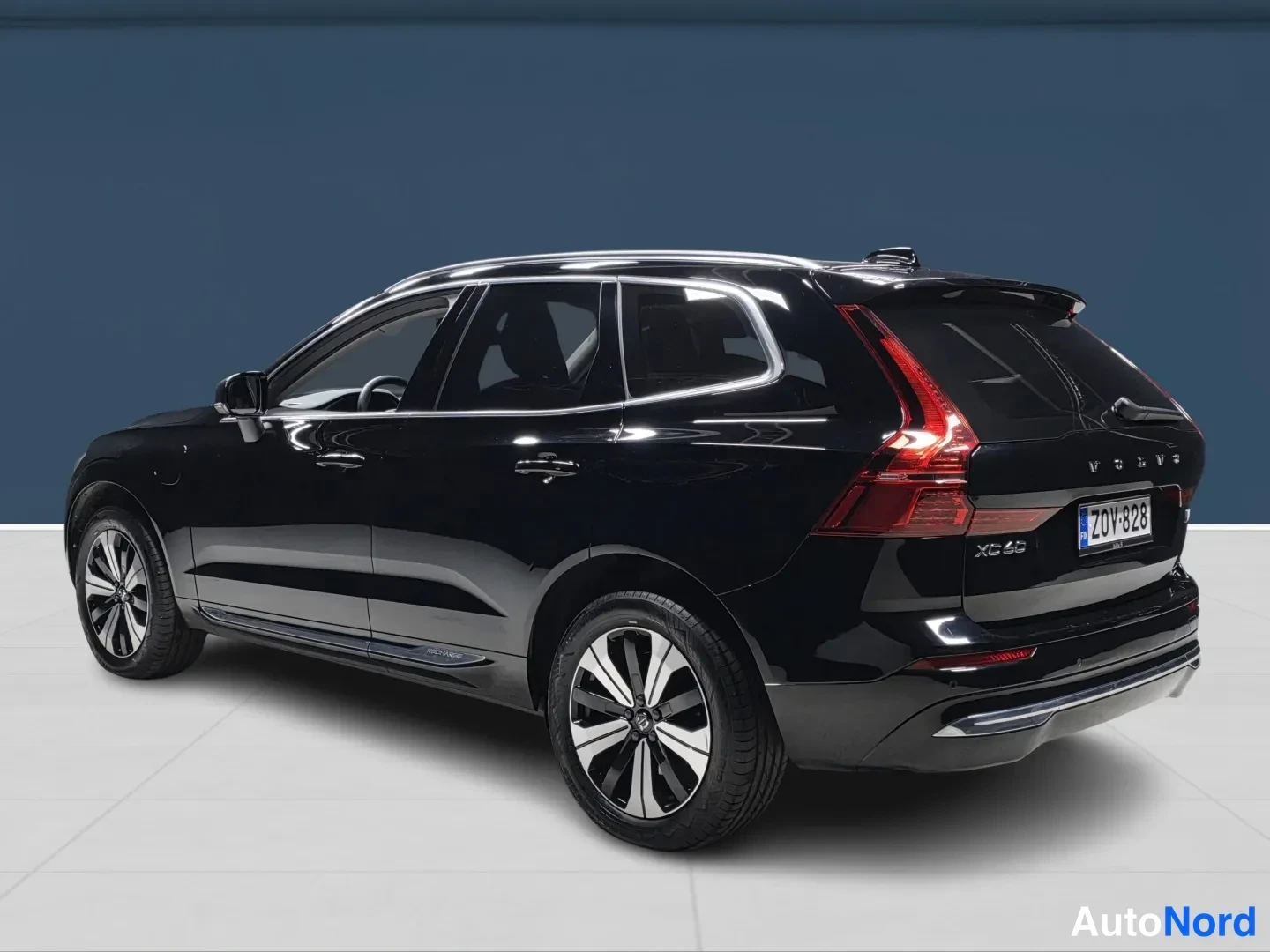 Musta Volvo XC60 2023, takaviisto, kuva 7