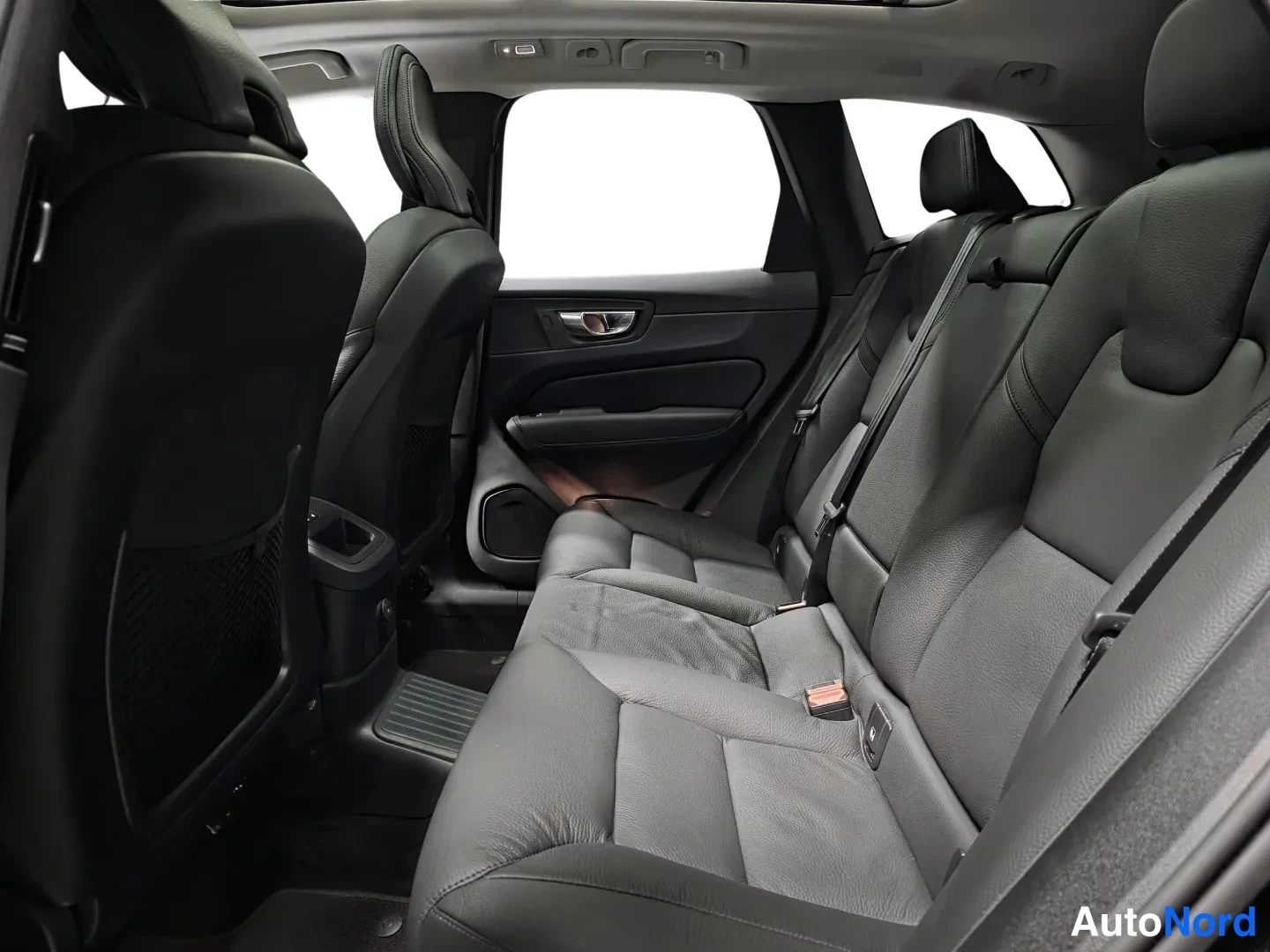 Musta Volvo XC60 2023, kuva 13