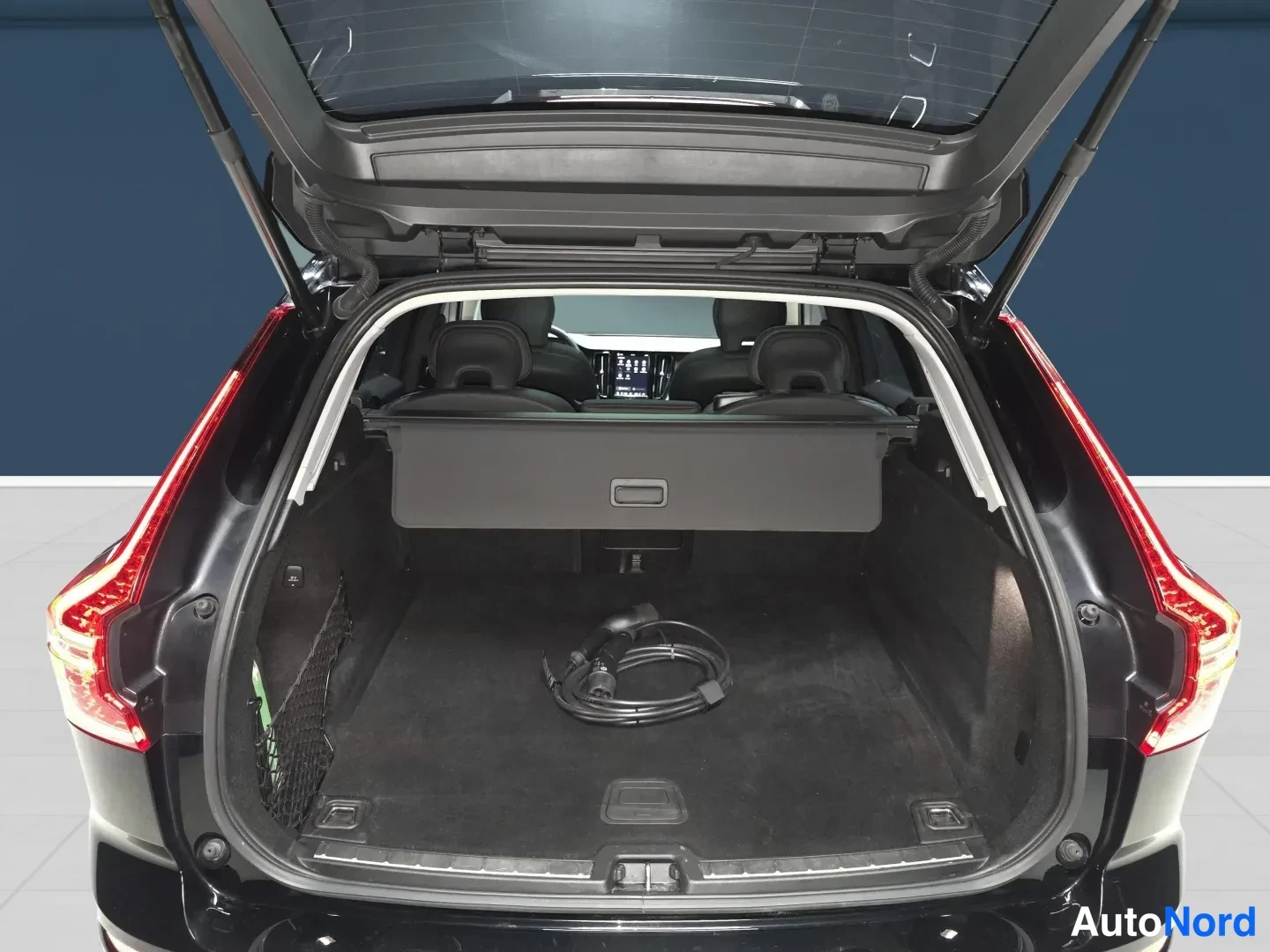 Musta Volvo XC60 2023, takaa, kuva 9