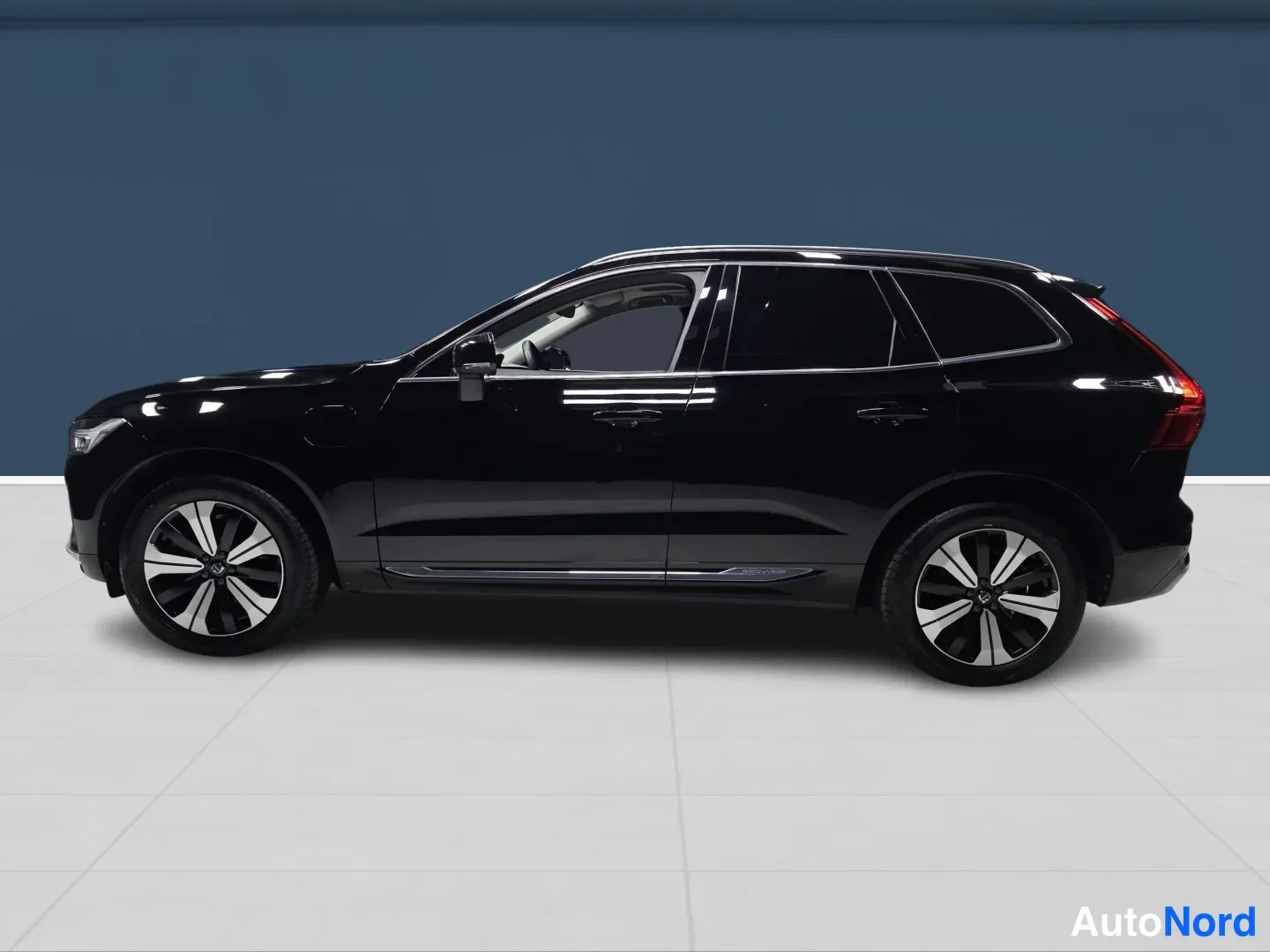 Musta Volvo XC60 2023, sivulta, kuva 5