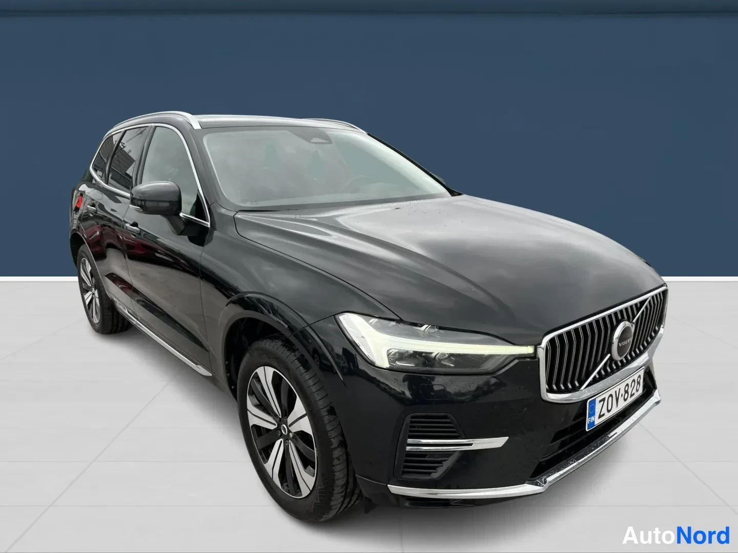 Musta Volvo XC60 2023, etuviisto, keula oikealle, kuva 2