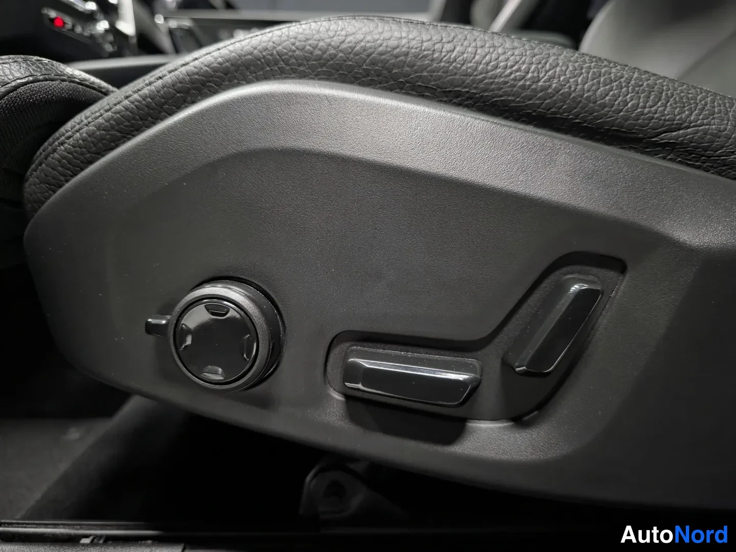 Musta Volvo XC60 2023, kuva 17