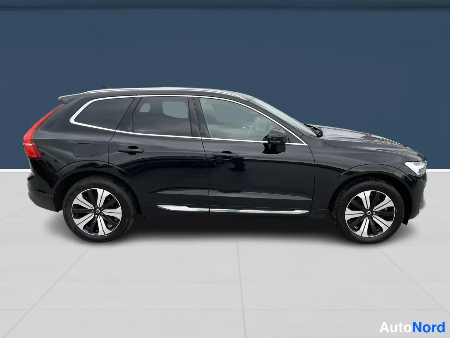 Musta Volvo XC60 2023, sivulta, kuva 4