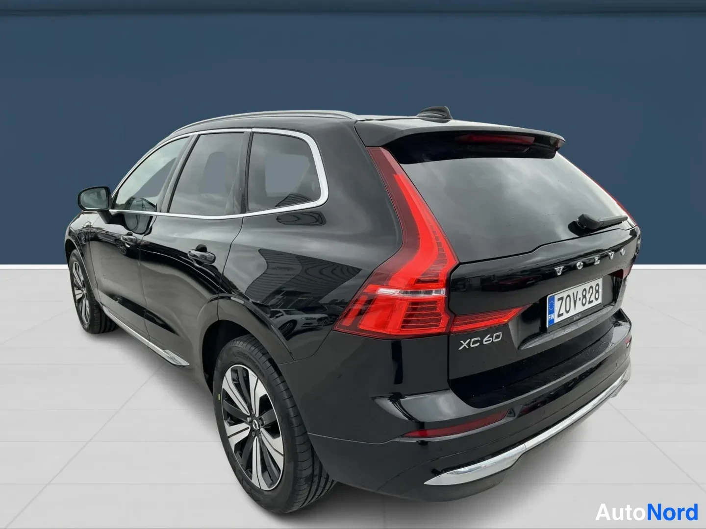 Musta Volvo XC60 2023, takaviisto, kuva 7