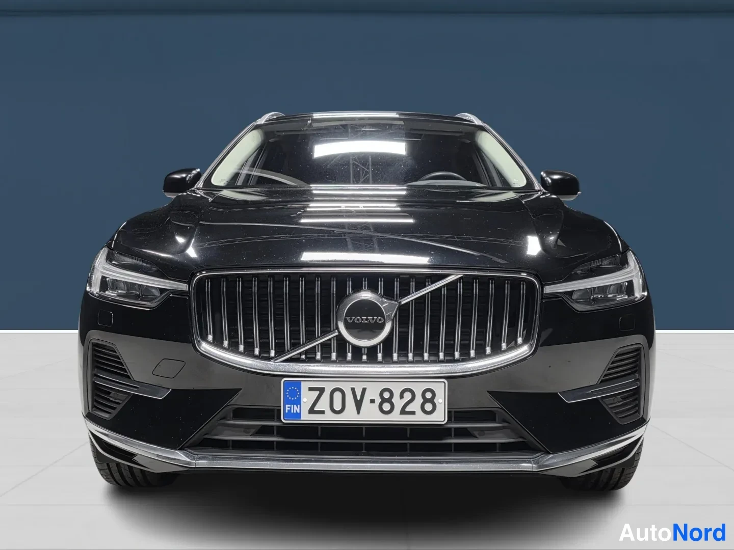 Musta Volvo XC60 2023, edestä, kuva 4