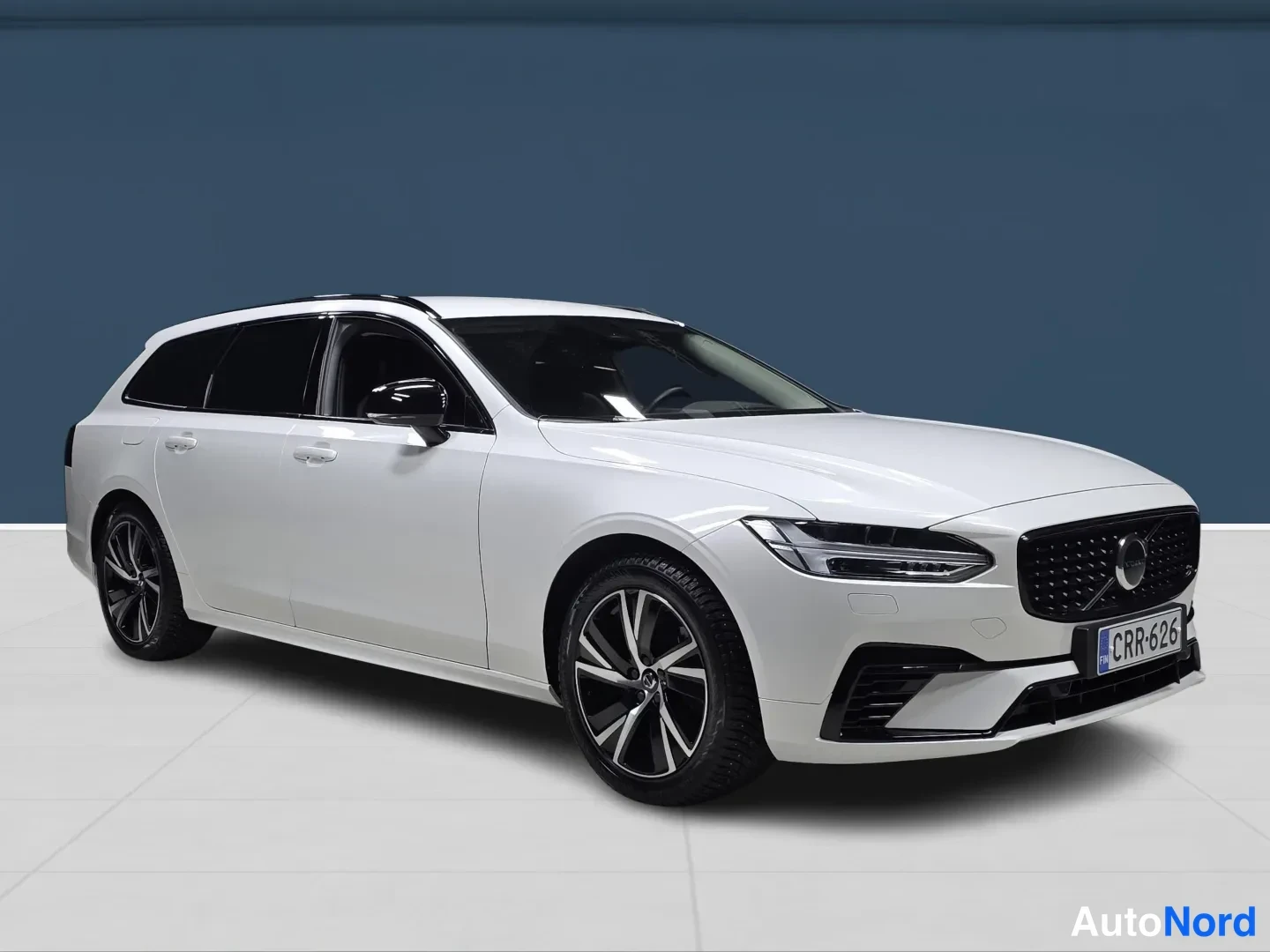 White Volvo V90 2024, front three-quarter, nose to the right, photo 2