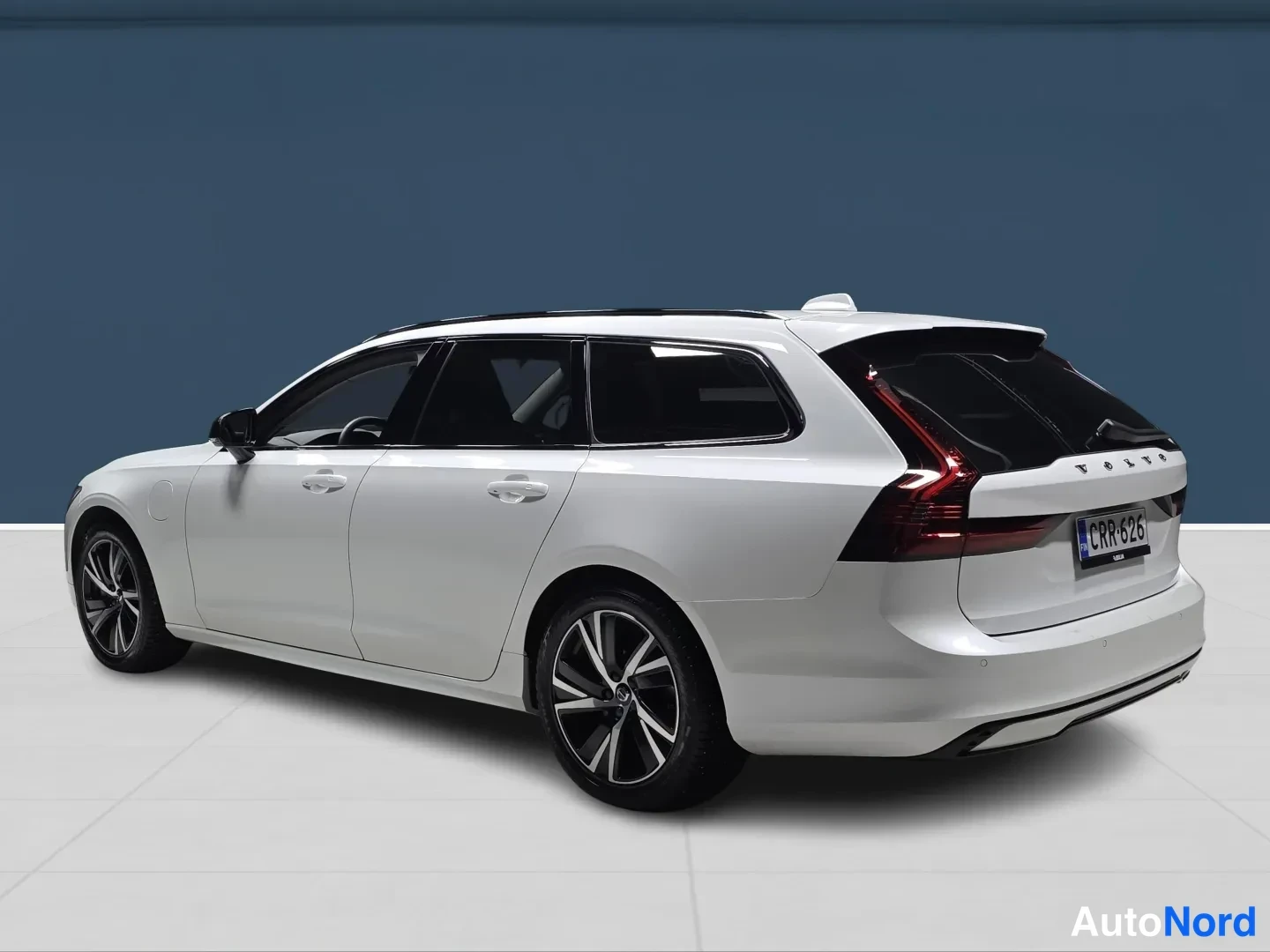 White Volvo V90 2024, rear three-quarter, photo 5