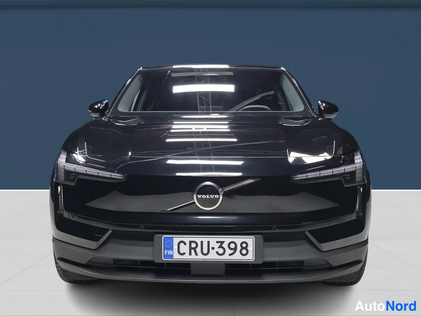 Musta Volvo EX30 2024, edestä, kuva 4