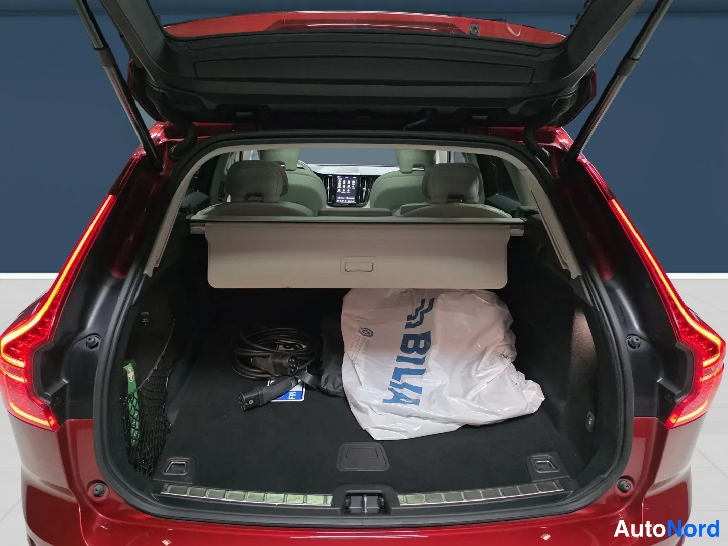 Punainen Volvo XC60 2025, etuviisto, kuva 6