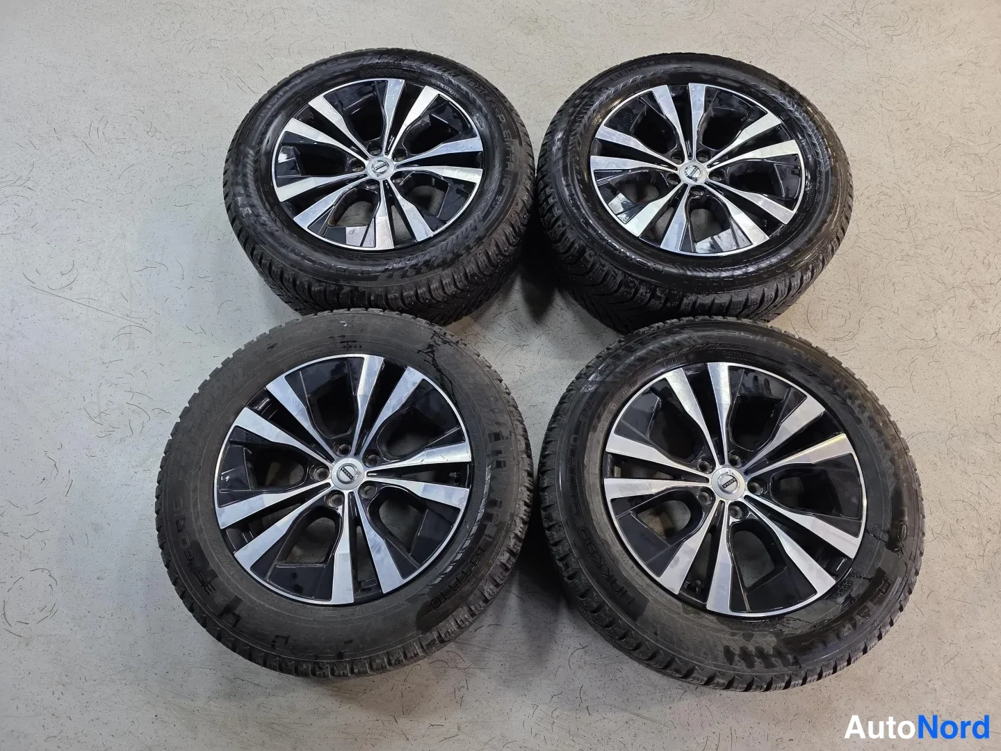 Punainen Volvo XC60 2025, kuva 12