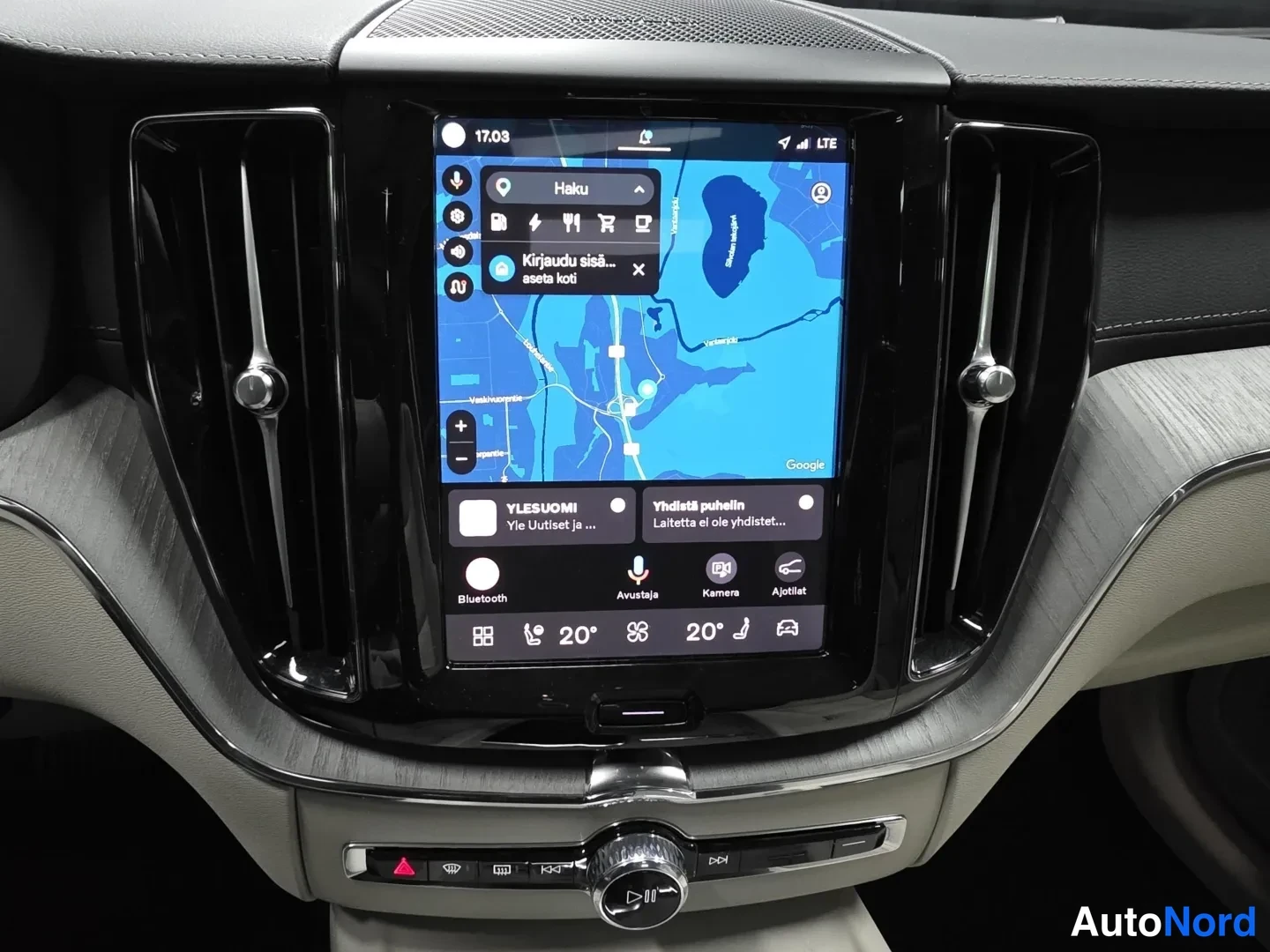 Punainen Volvo XC60 2025, kuva 13