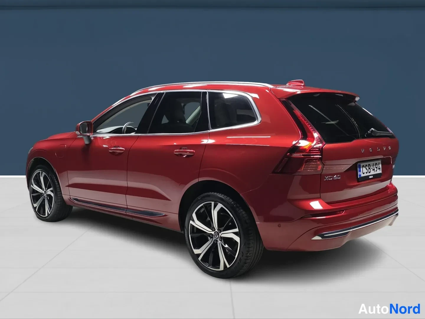 Punainen Volvo XC60 2025, etuviisto, keula vasemmalle, kuva 2