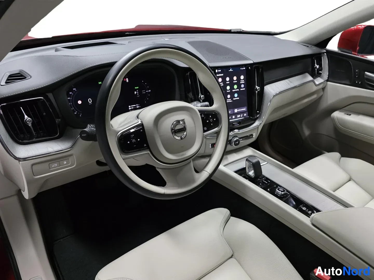 Punainen Volvo XC60 2025, etuviisto, kuva 3