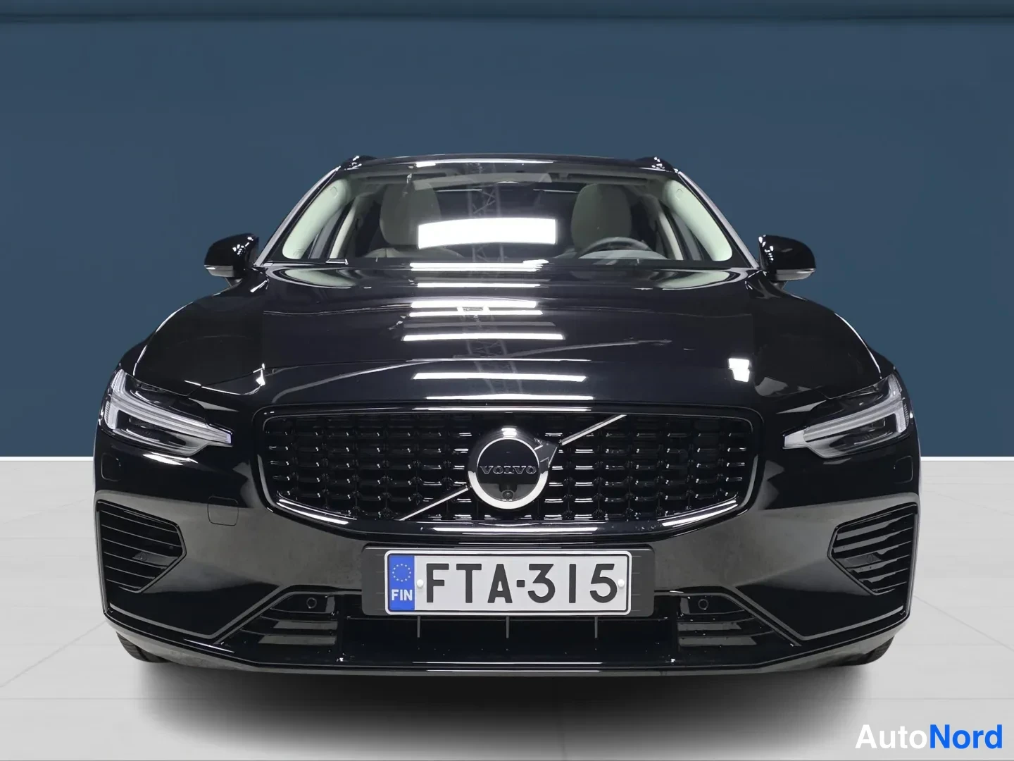Svart Volvo V60 2027, framifrån, bild 3