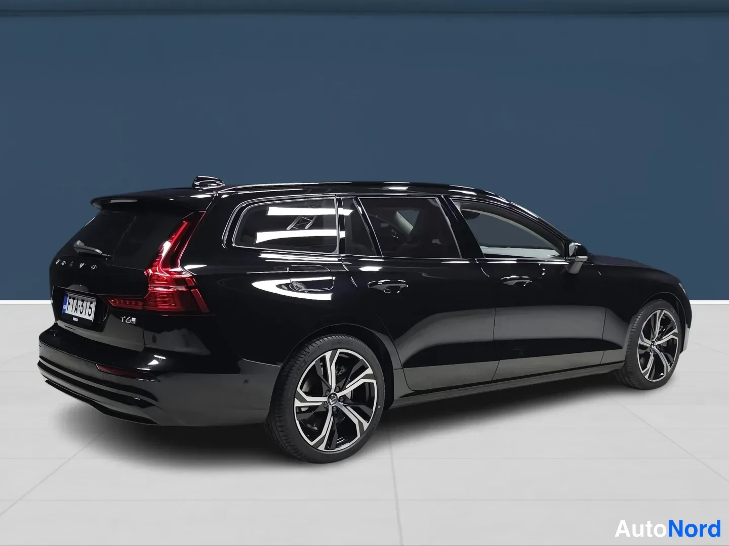 Svart Volvo V60 2027, snett bakifrån, bild 4