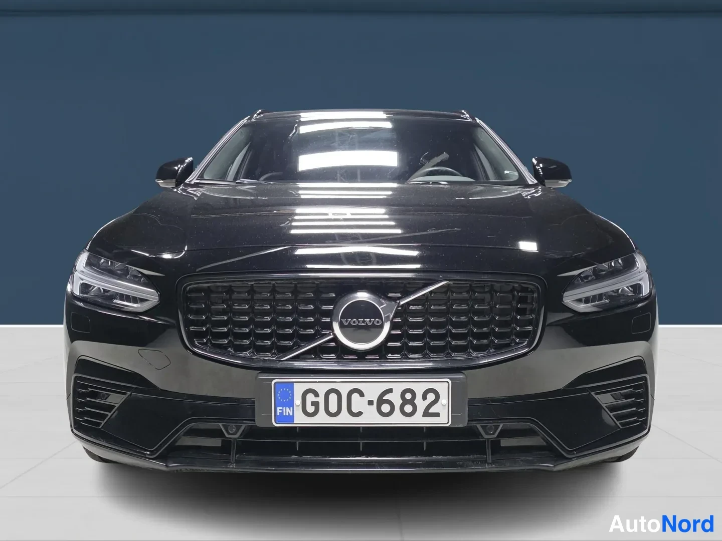 Musta Volvo V90 2022, edestä, kuva 3