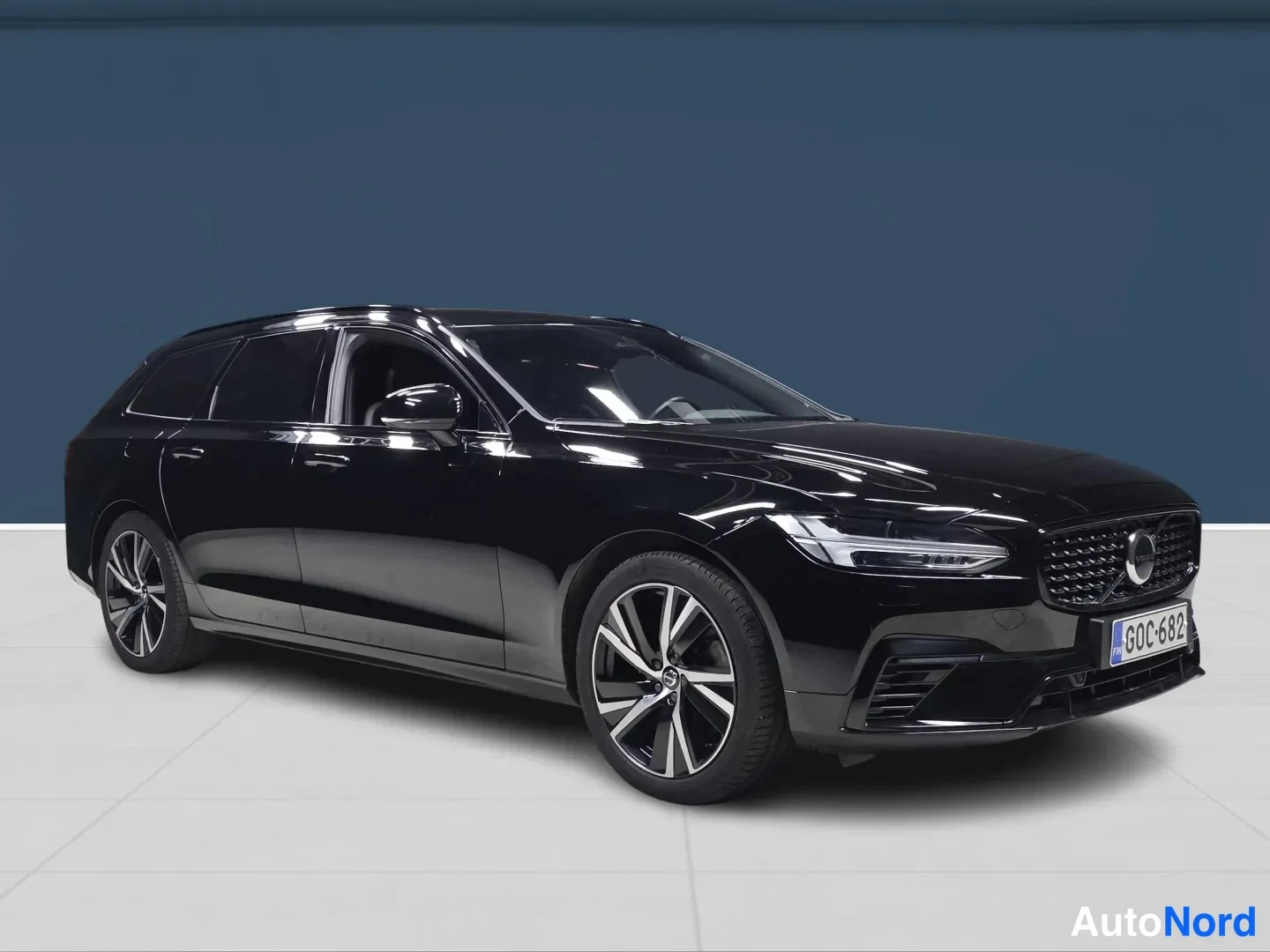 Musta Volvo V90 2022, etuviisto, keula oikealle, kuva 2