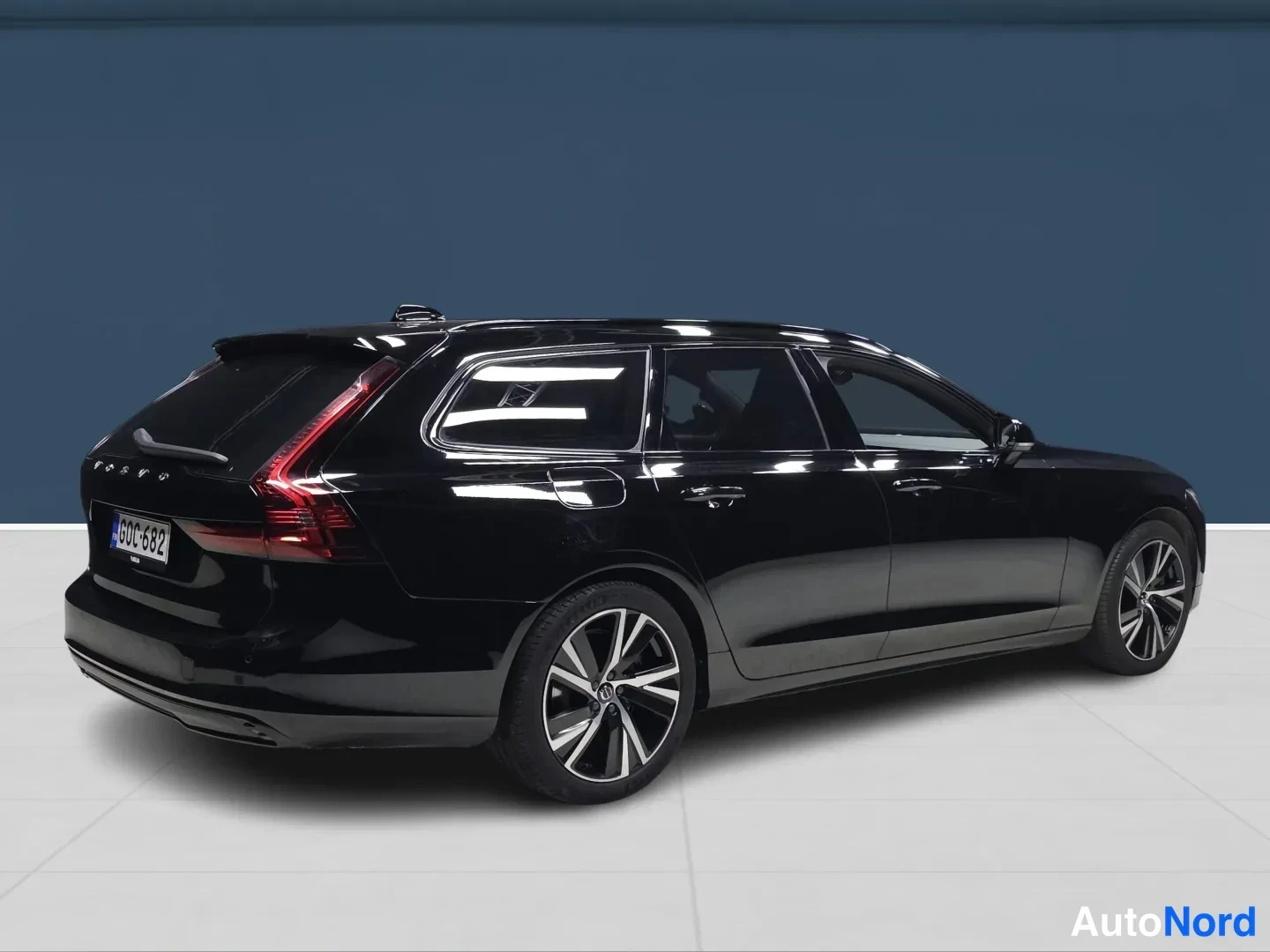 Musta Volvo V90 2022, takaviisto, kuva 4