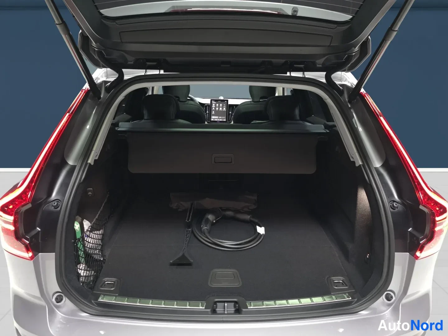Grå Volvo XC60 2027, bakifrån, bild 7