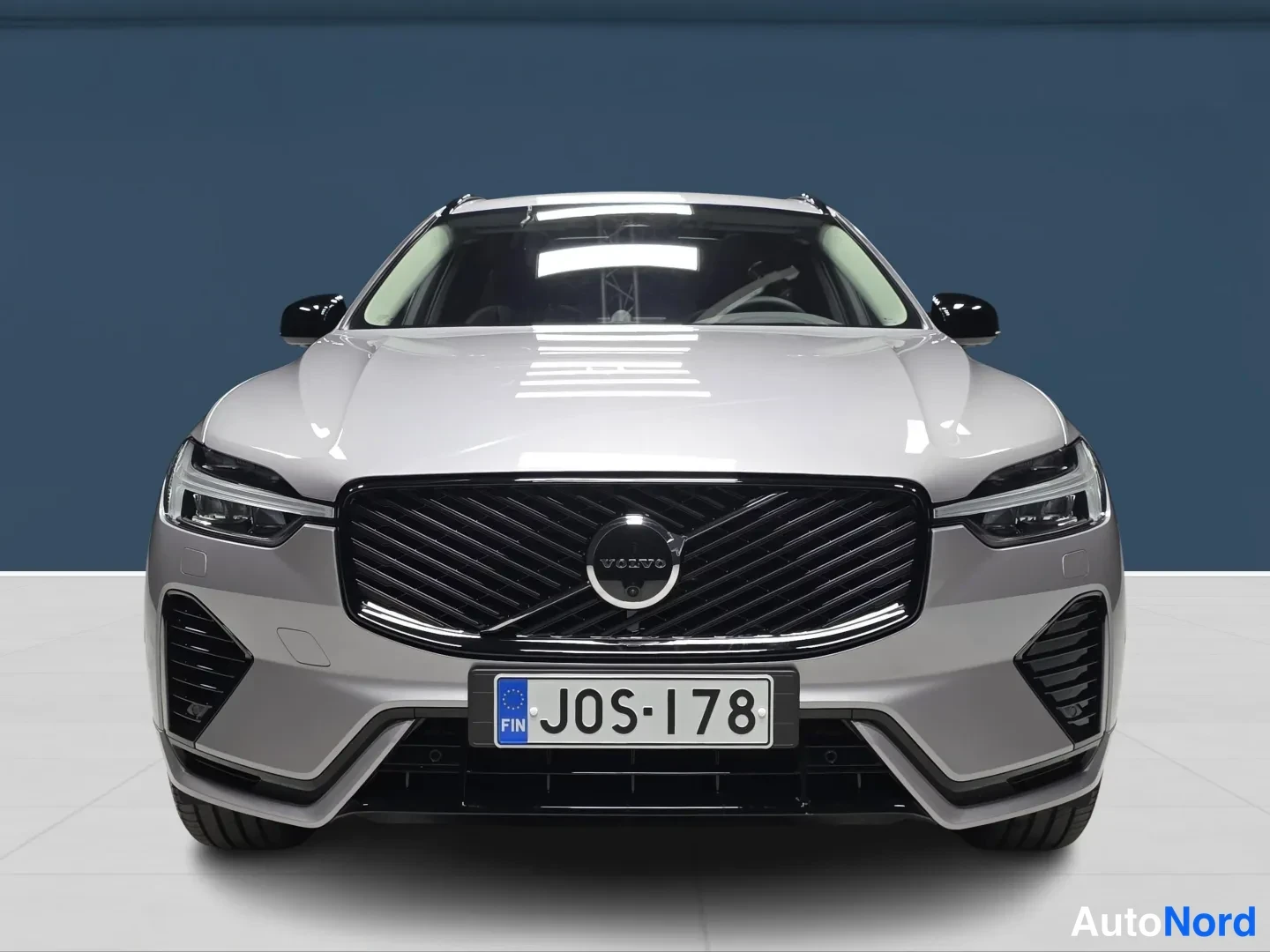 Grå Volvo XC60 2027, framifrån, bild 3