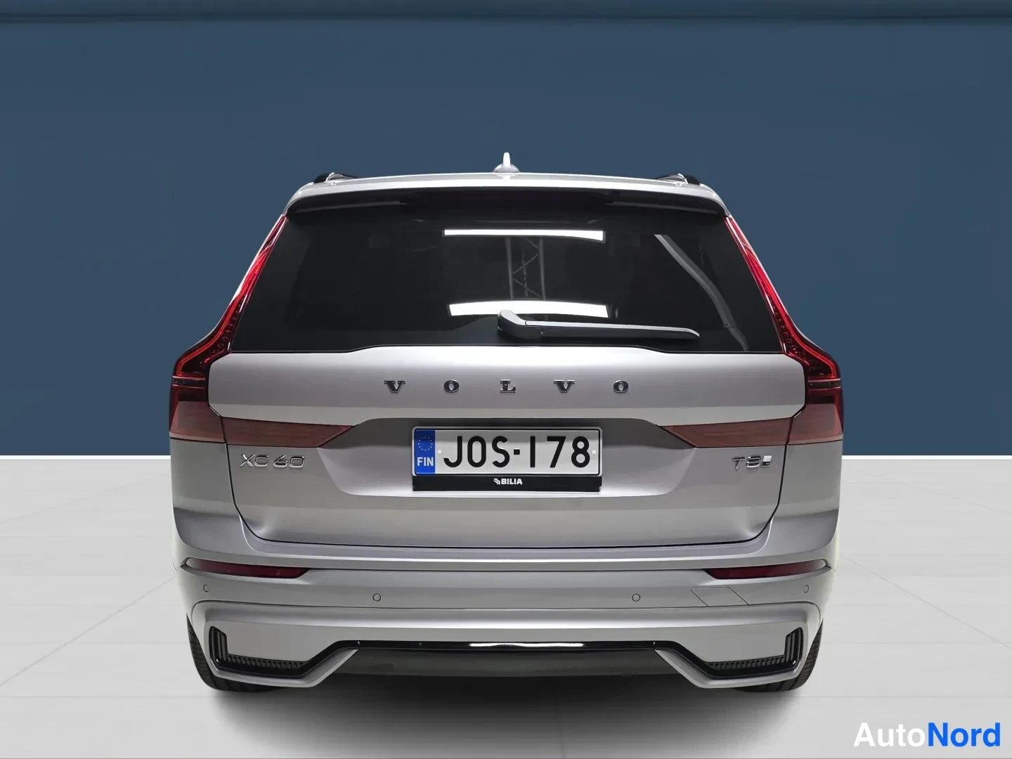 Grå Volvo XC60 2027, bakifrån, bild 6