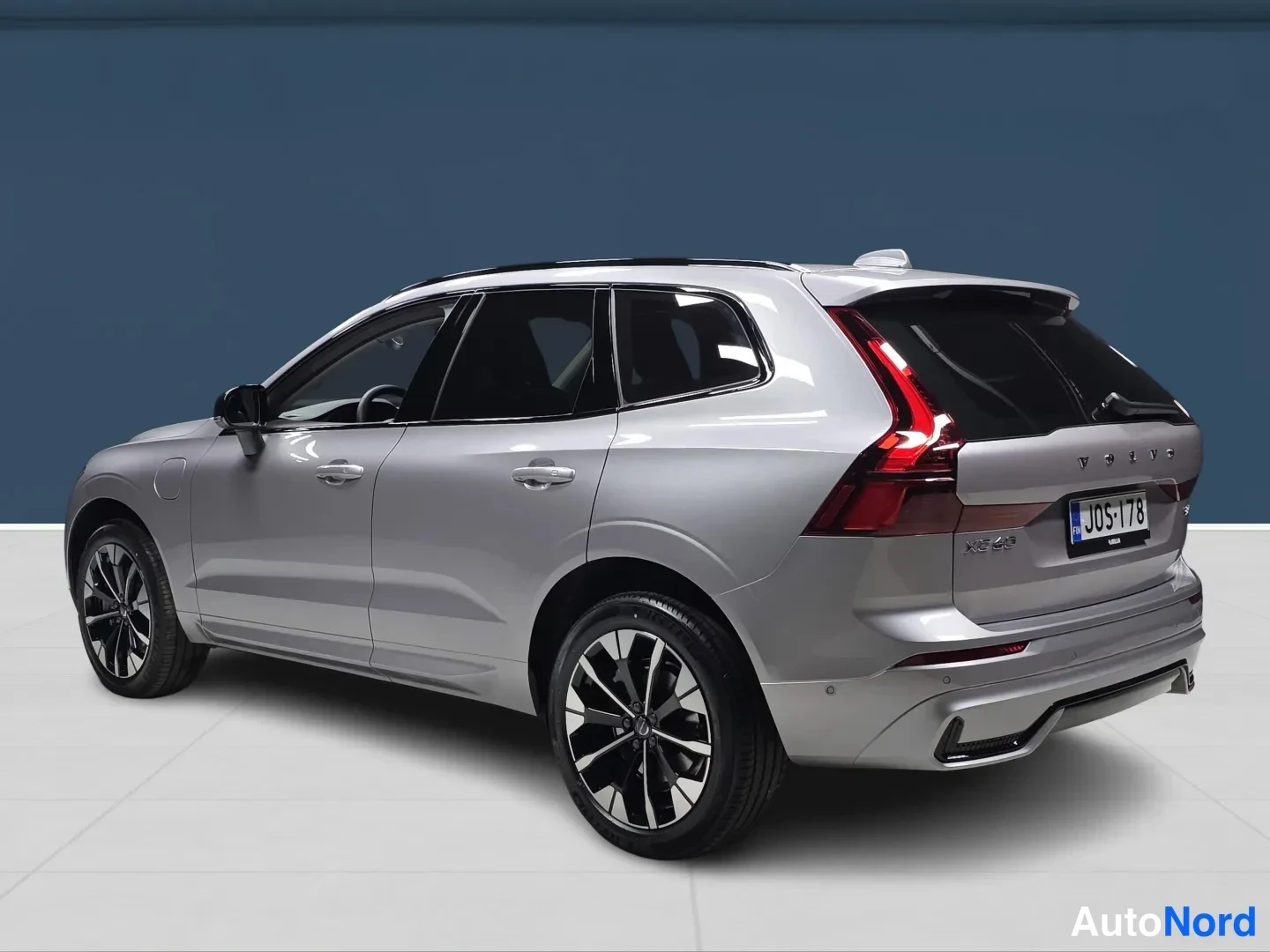 Grå Volvo XC60 2027, snett bakifrån, bild 5