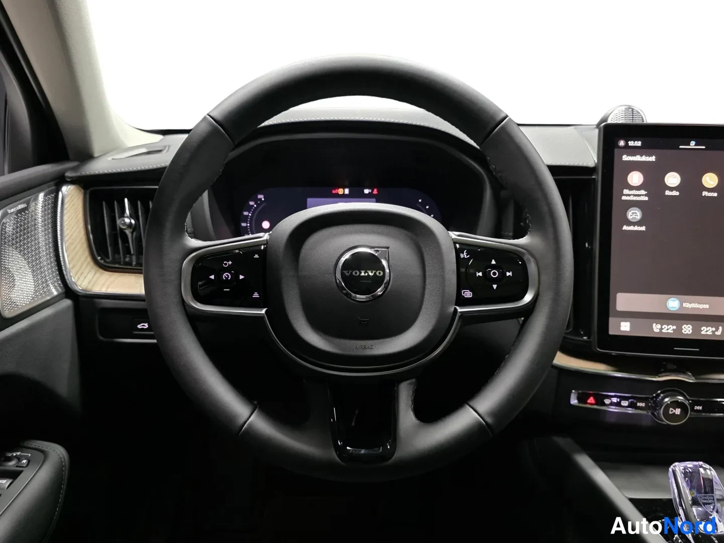 Punainen Volvo XC60 2027, kuva 13