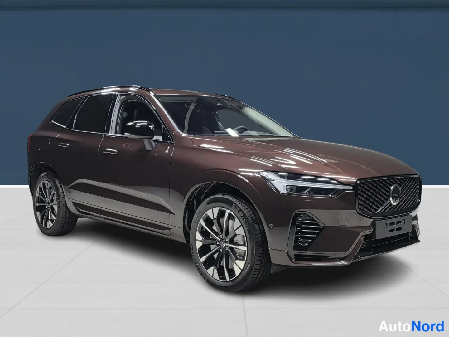 Punainen Volvo XC60 2027, etuviisto, keula oikealle, kuva 2