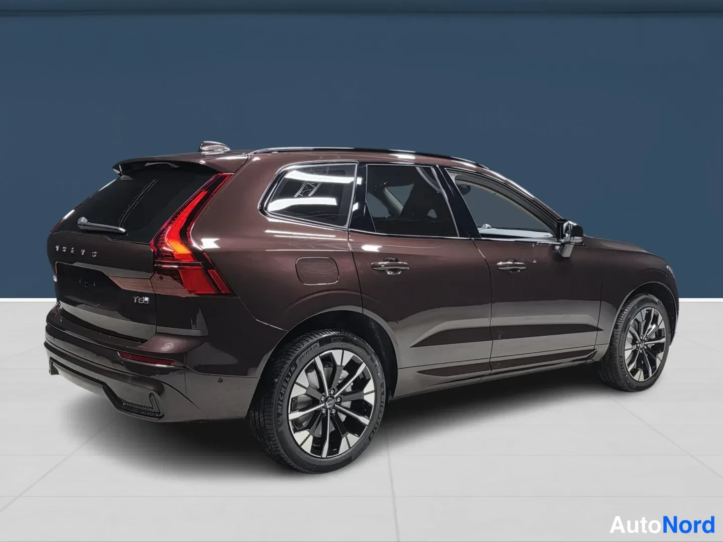 Punainen Volvo XC60 2027, takaviisto, kuva 4