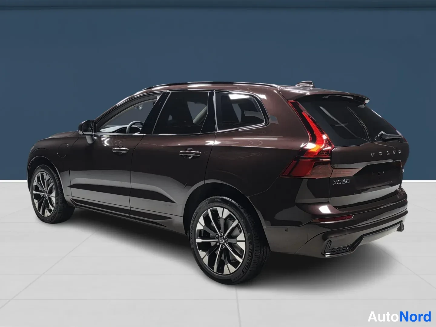 Punainen Volvo XC60 2027, takaviisto, kuva 5